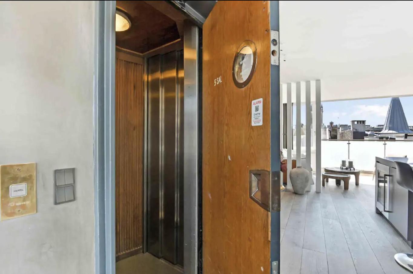 Elite Penthouse: A location