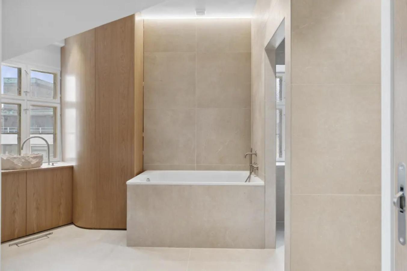 Stunning penthouse A location