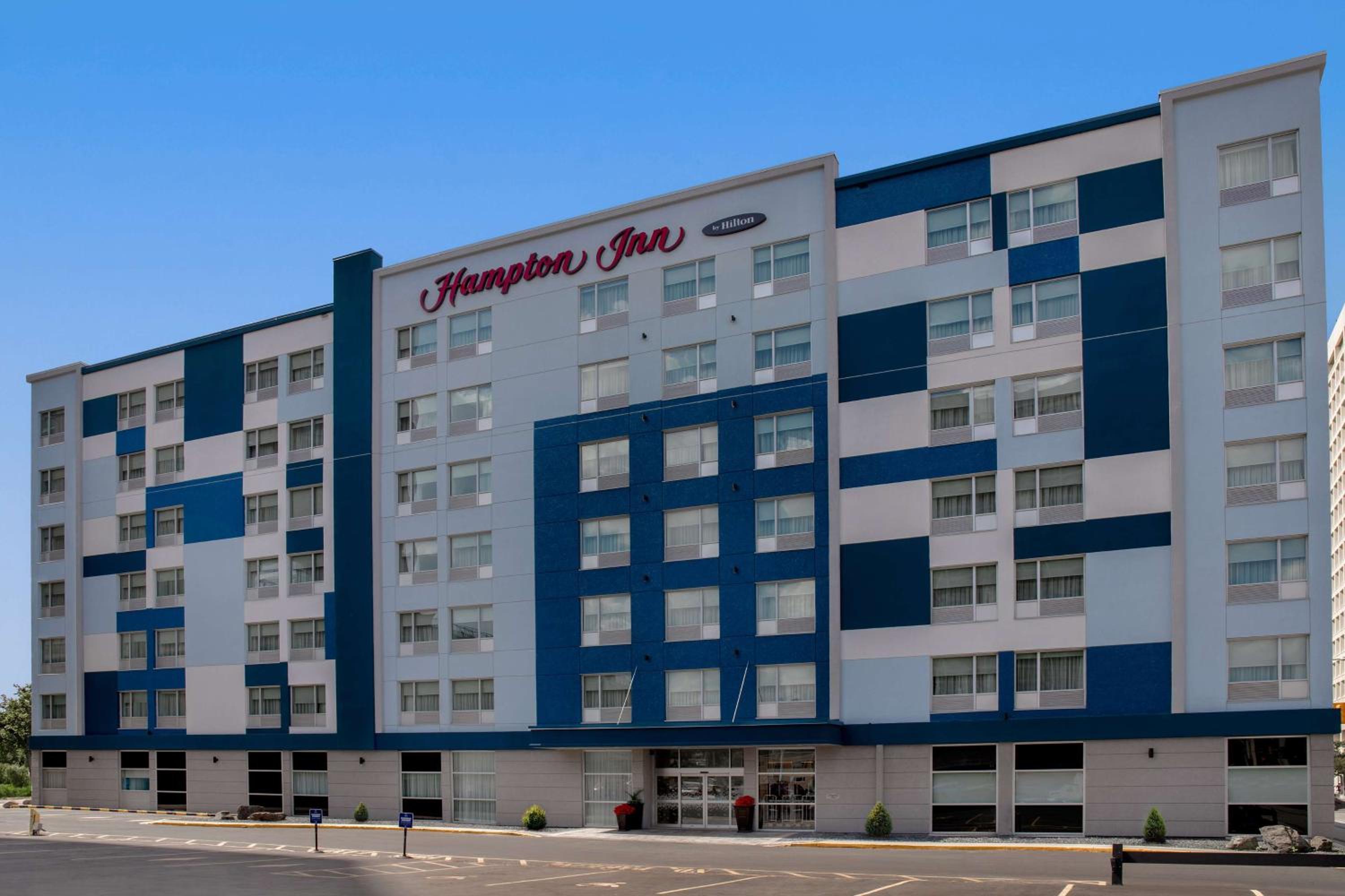 Hotel Hampton Inn By Hilton Winnipeg Downtown - Image 1