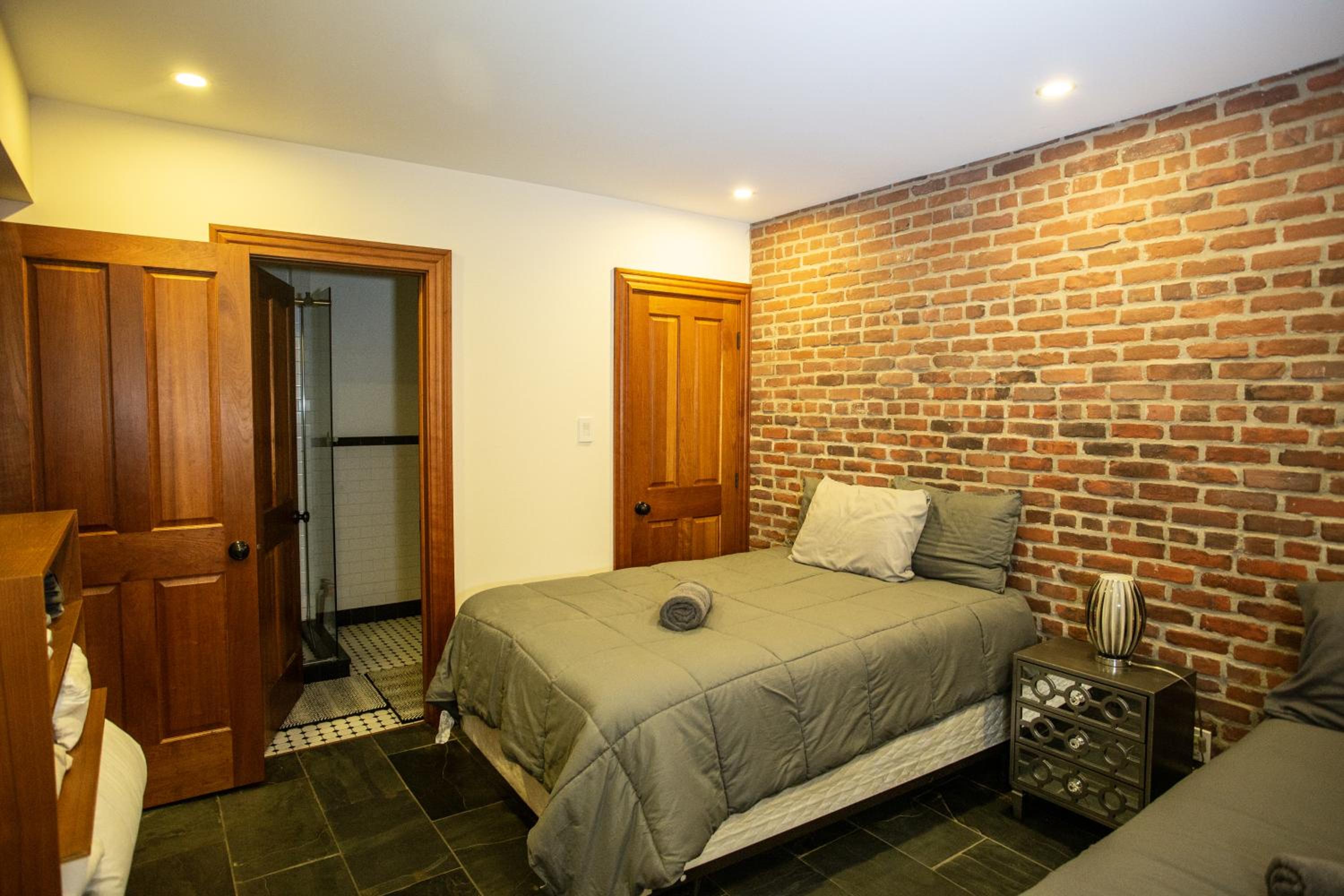 Luxury Downtown Montréal Apartment, 2 BR-2BA, Free Wifi
