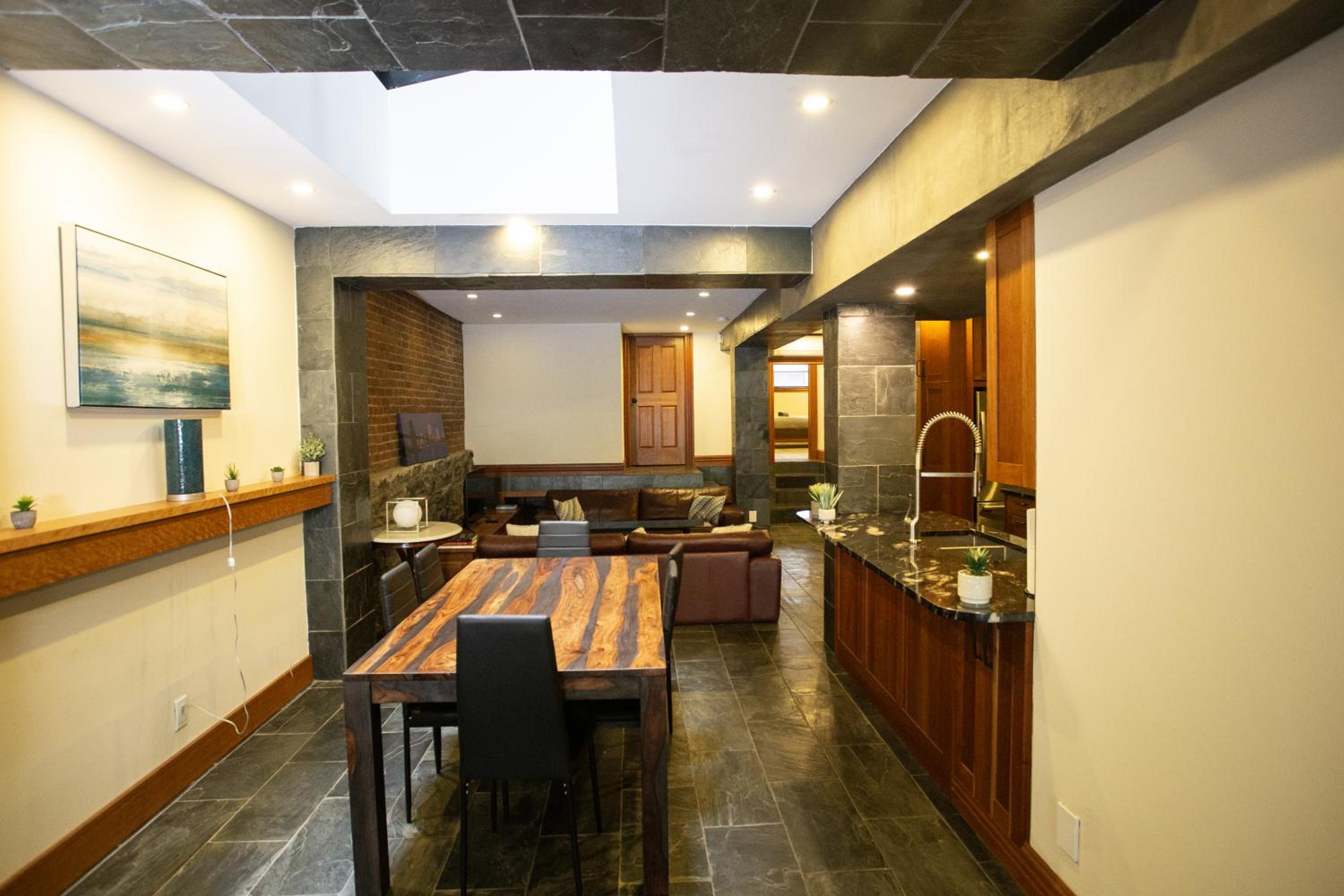 Luxury Downtown Montréal Apartment, 2 BR-2BA, Free Wifi