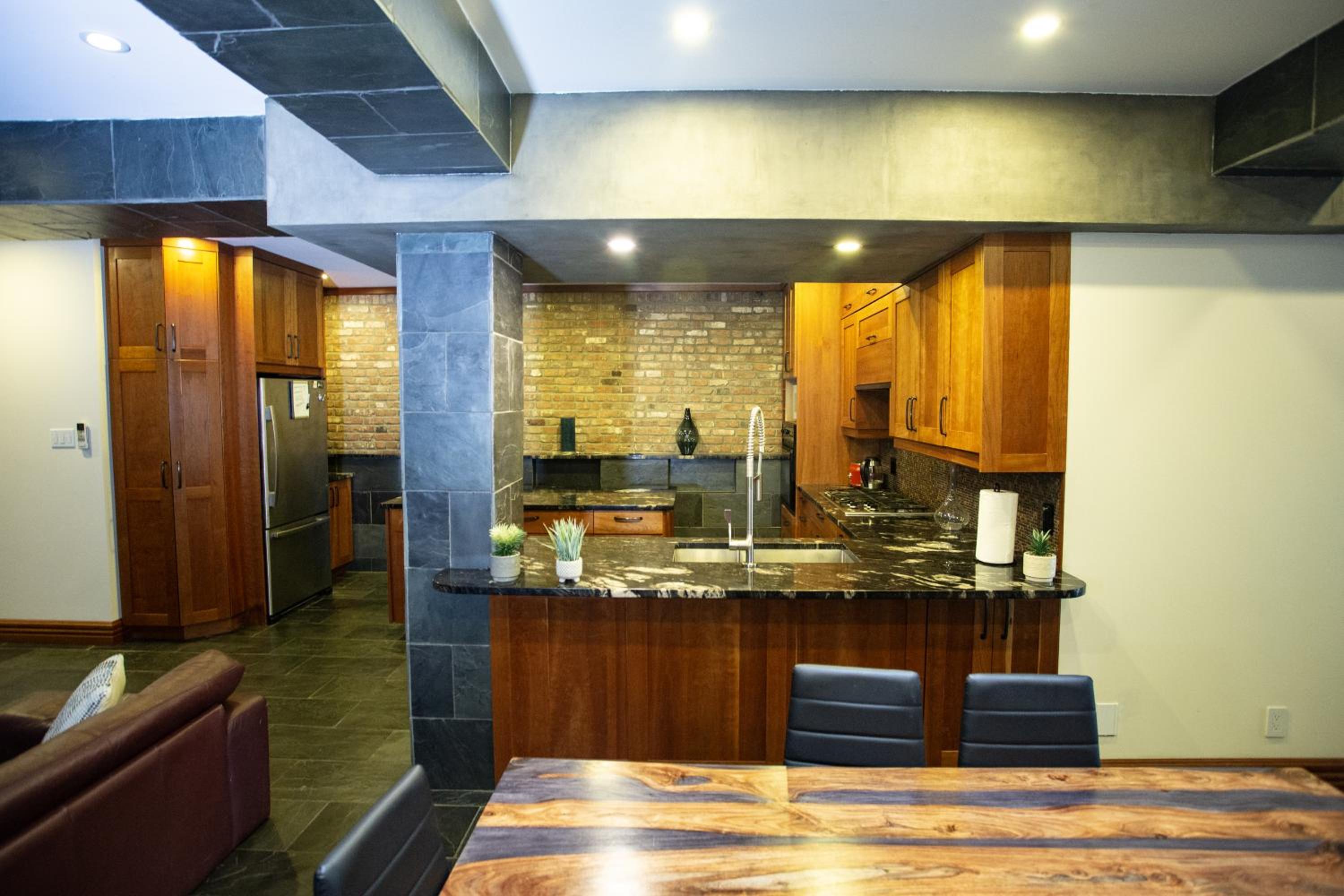 Luxury Downtown Montréal Apartment, 2 BR-2BA, Free Wifi