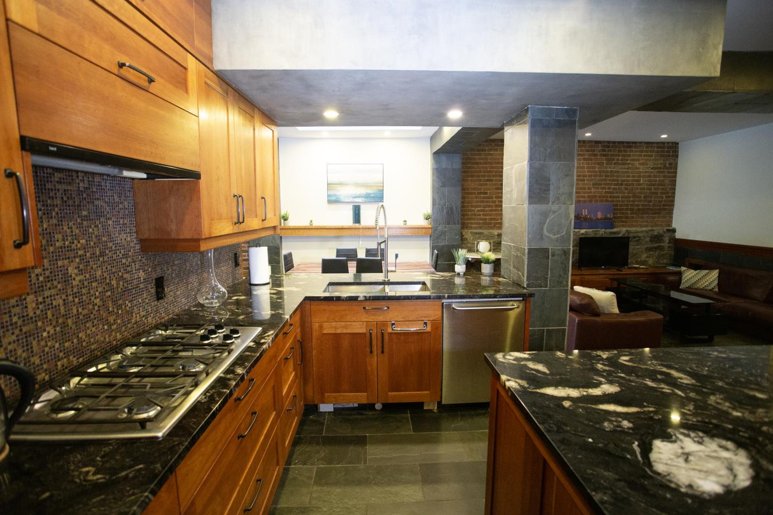 Luxury Downtown Montréal Apartment, 2 BR-2BA, Free Wifi
