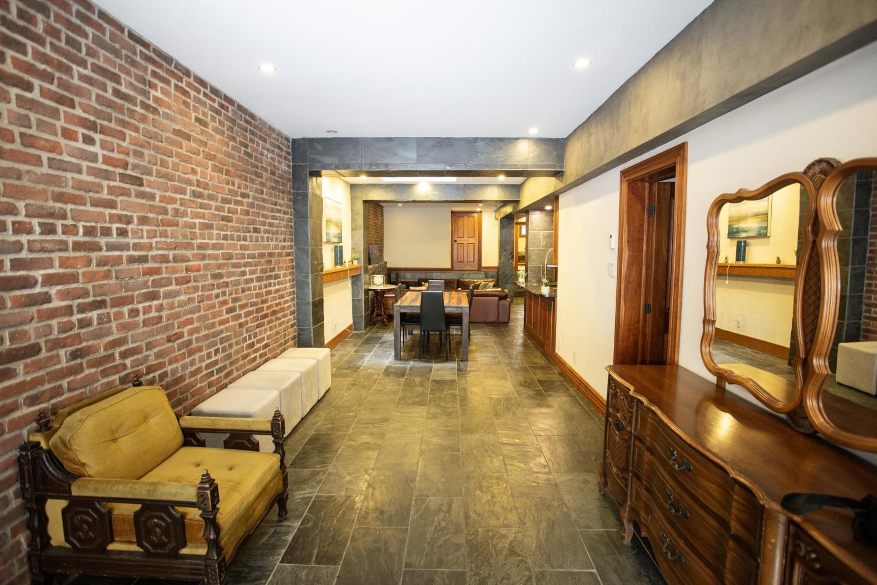 Luxury Downtown Montréal Apartment, 2 BR-2BA, Free Wifi
