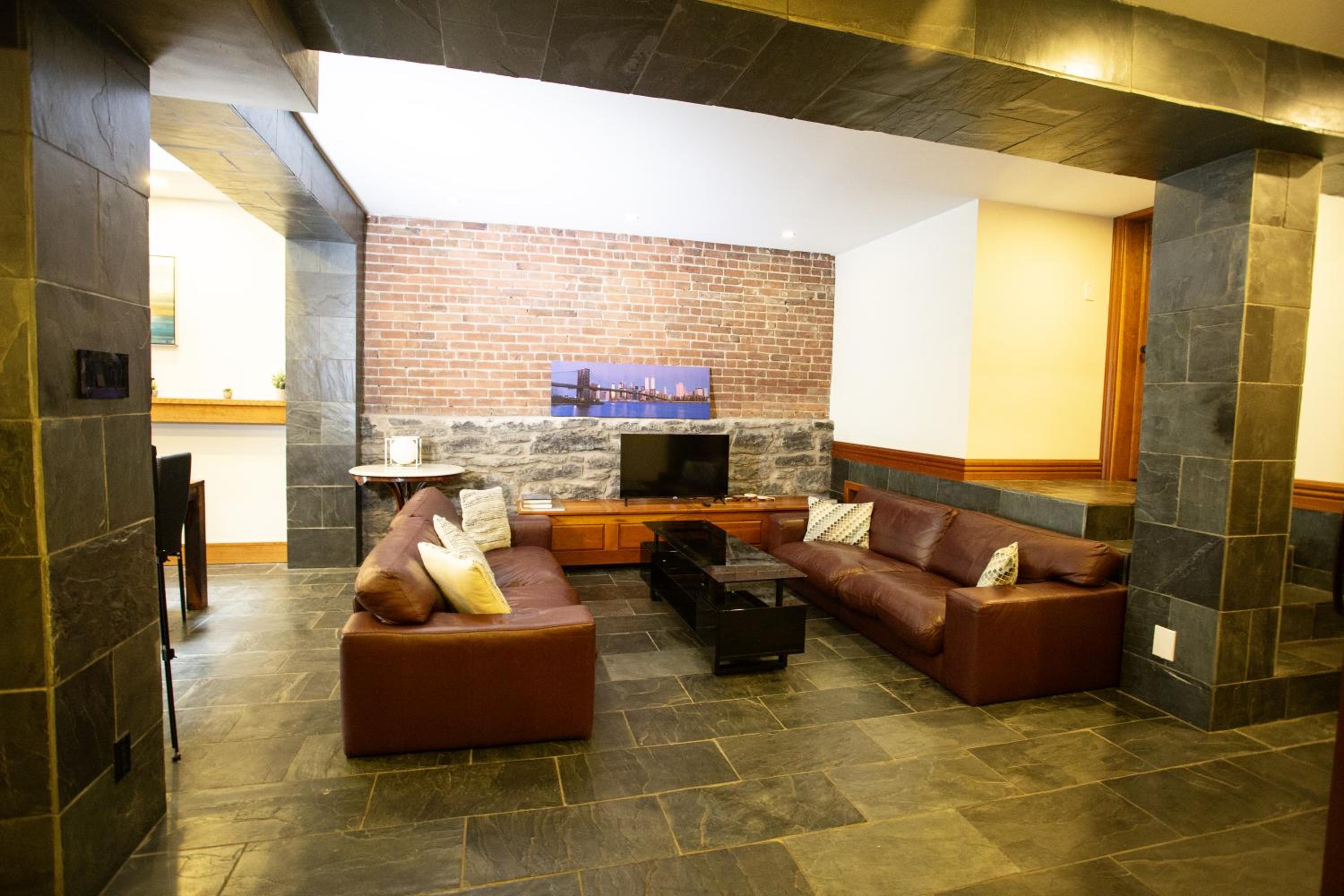 Luxury Downtown Montréal Apartment, 2 BR-2BA, Free Wifi
