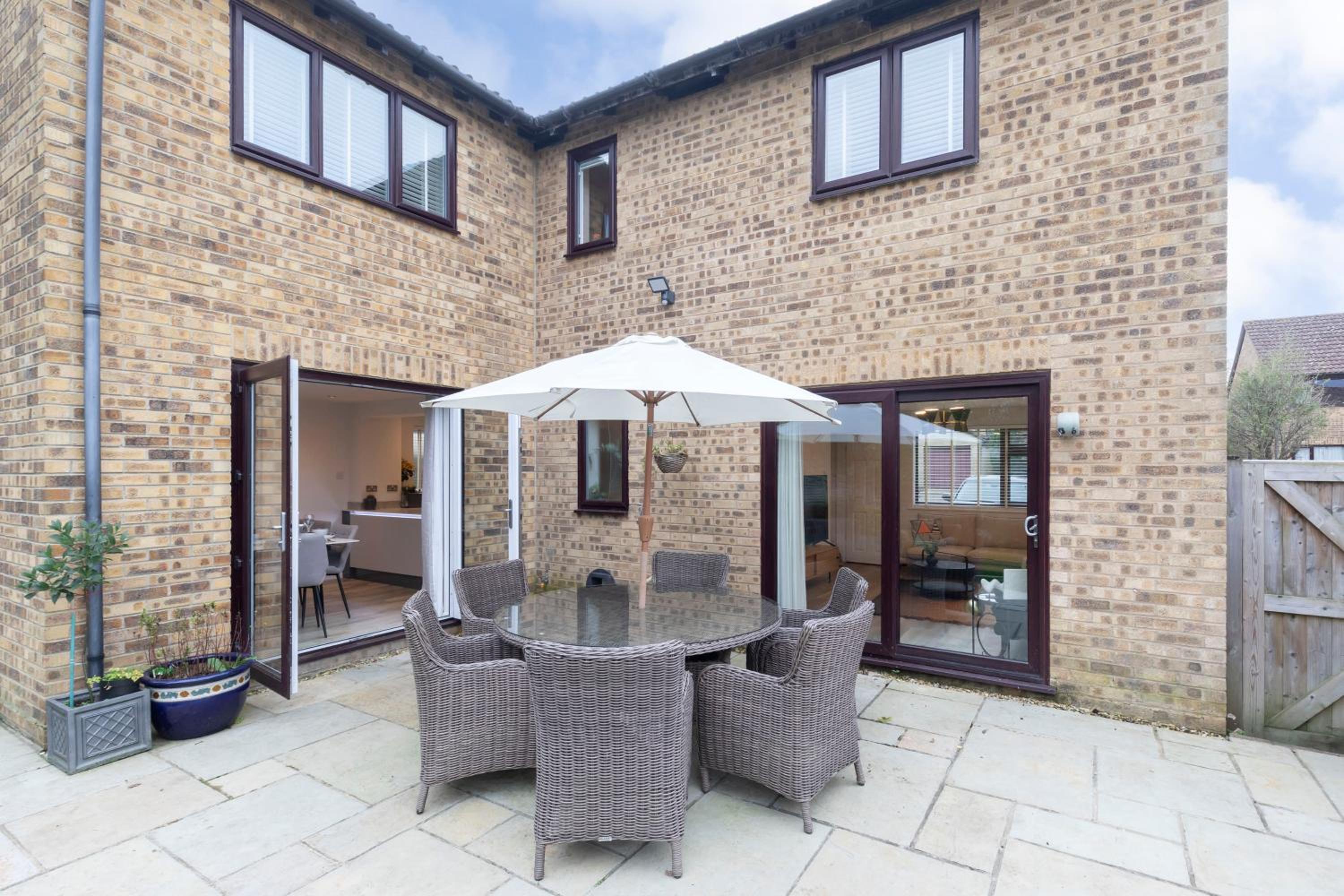 Stylish 5-Bed Detached Home Close to Cheltenham view 3