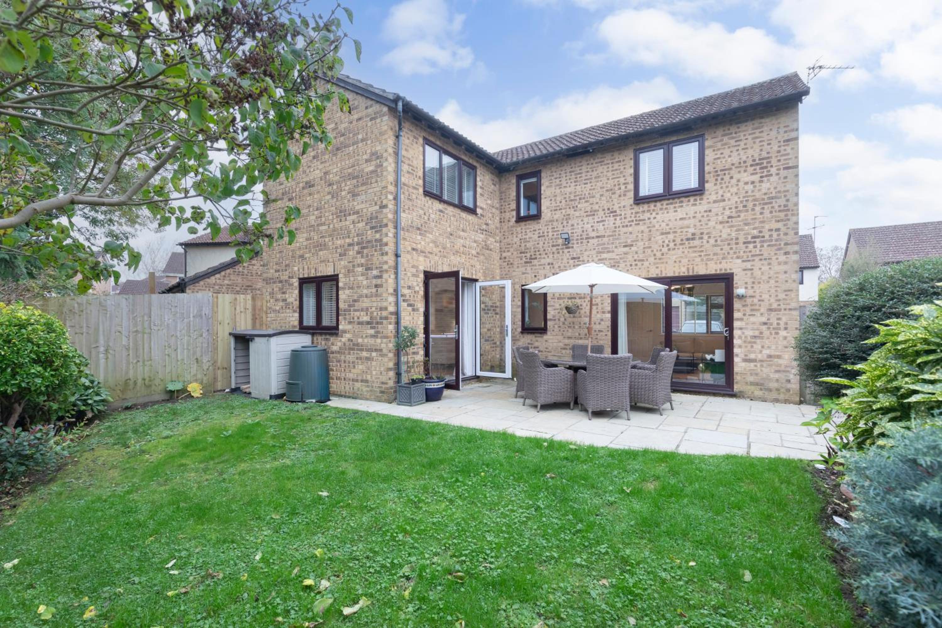 Stylish 5-Bed Detached Home Close to Cheltenham view 4