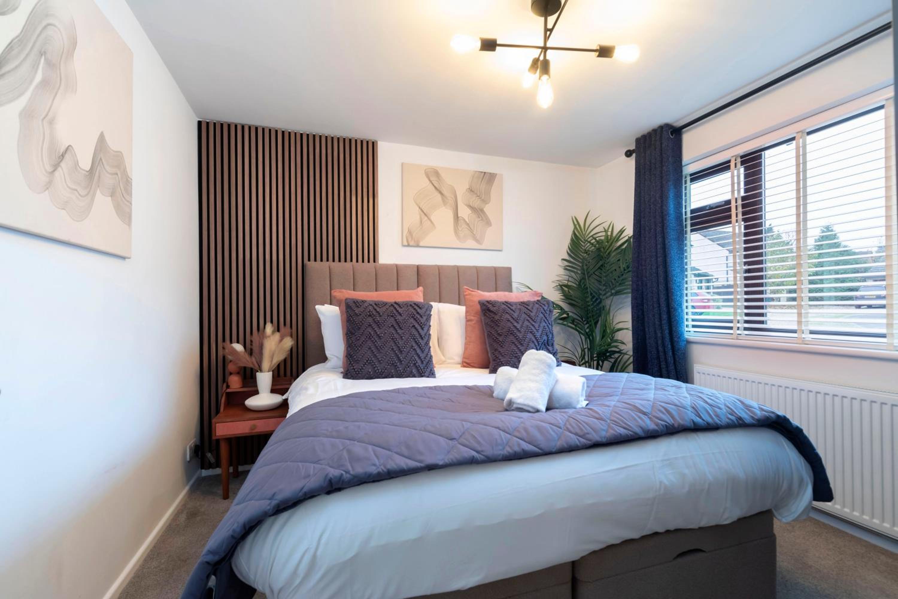 Stylish 5-Bed Detached Home Close to Cheltenham view 5