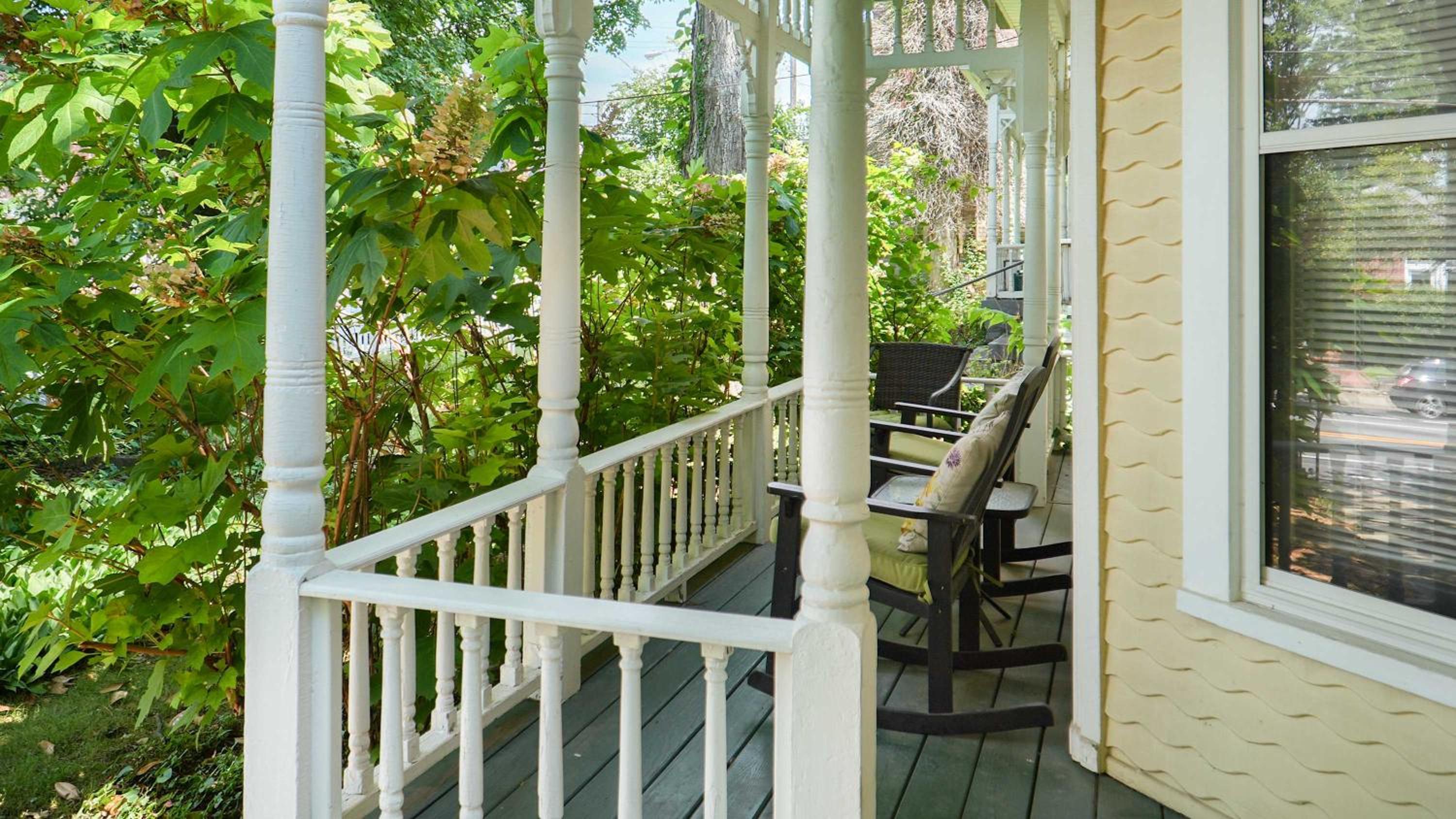 Tranquil Retreat amidst Clifton & Crescent Hill's Vibrant Energy