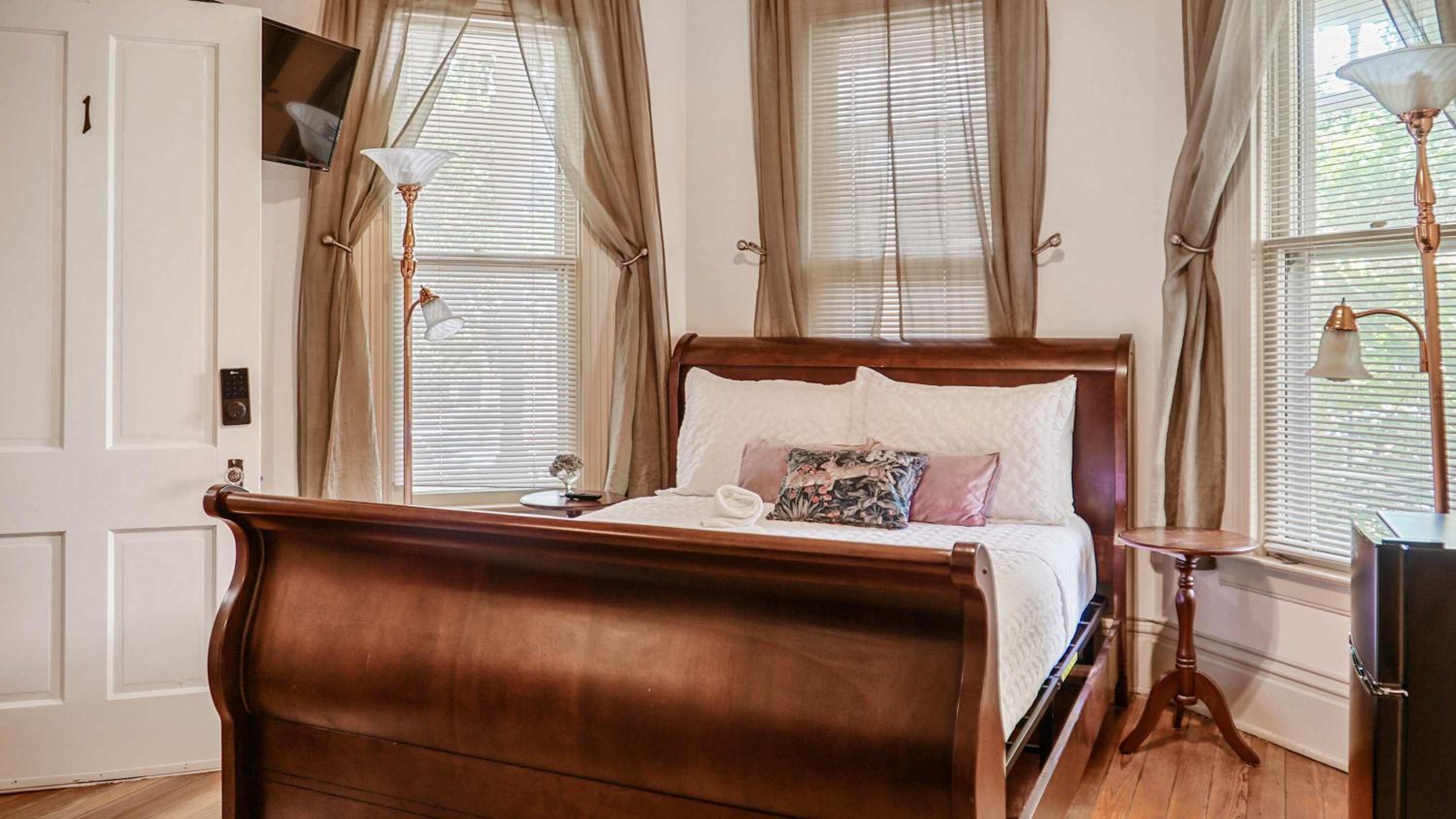 Tranquil Retreat amidst Clifton & Crescent Hill's Vibrant Energy
