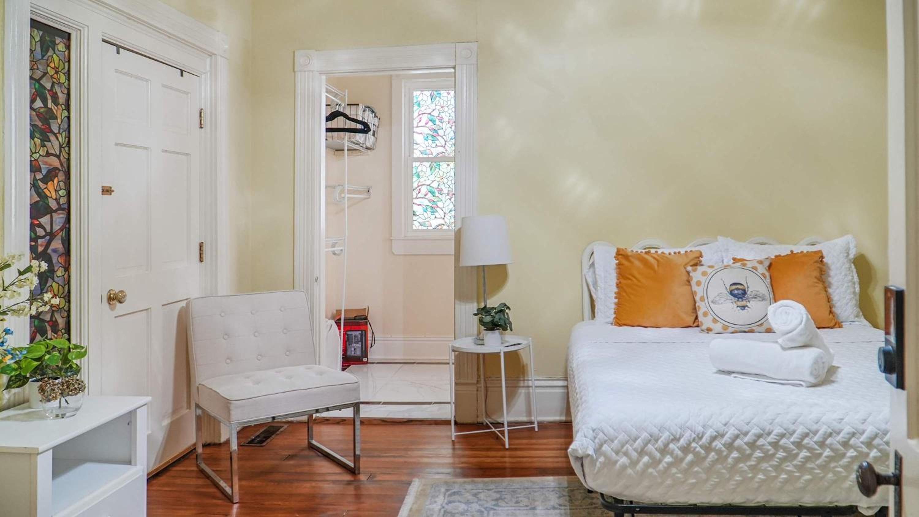 Tranquil Retreat amidst Clifton & Crescent Hill's Vibrant Energy