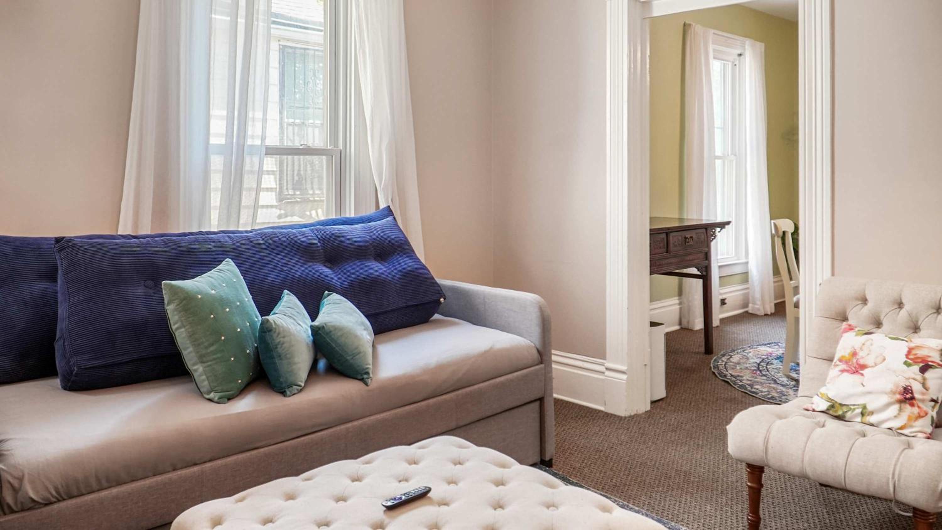 Tranquil Retreat amidst Clifton & Crescent Hill's Vibrant Energy
