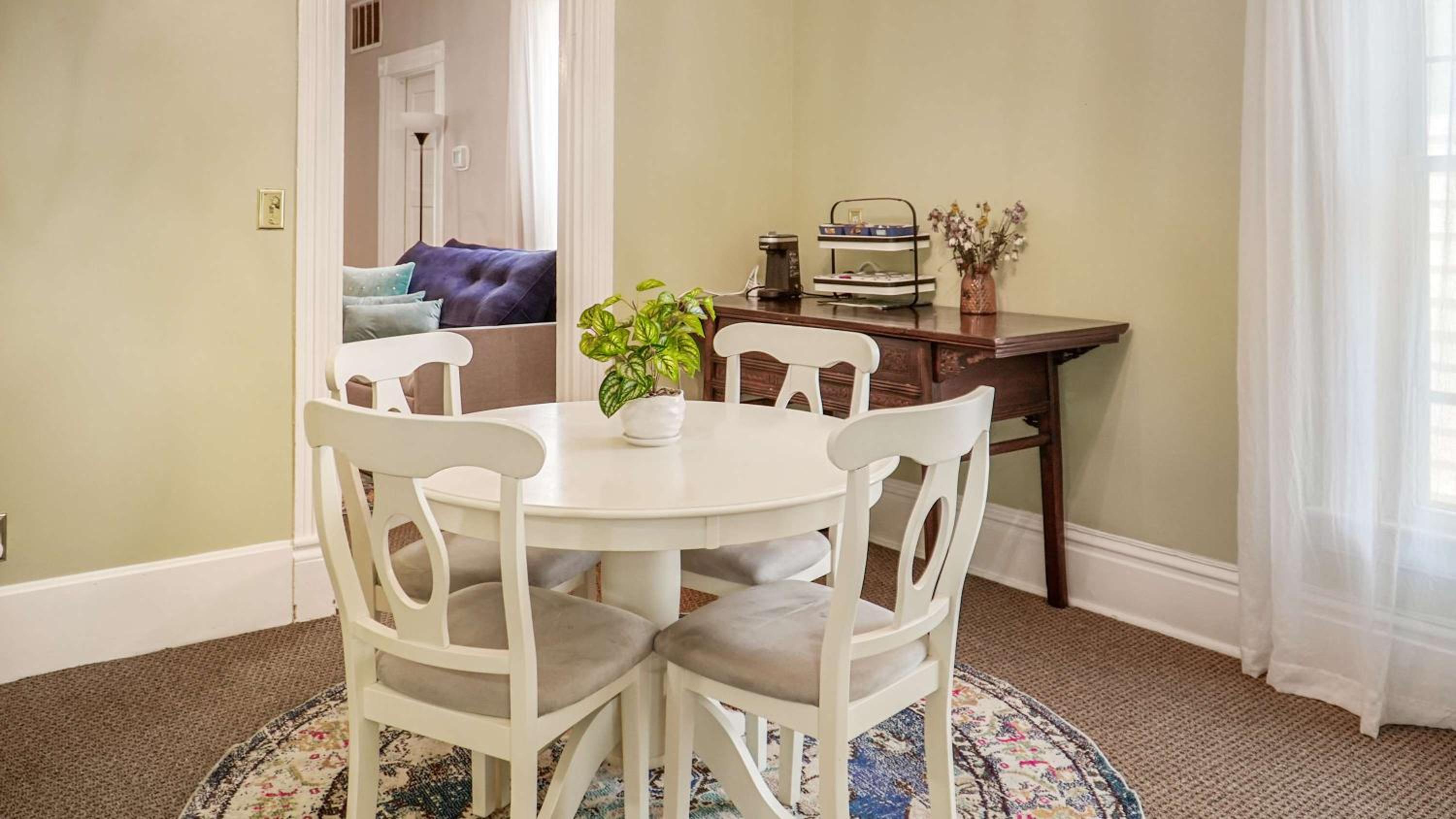 Tranquil Retreat amidst Clifton & Crescent Hill's Vibrant Energy