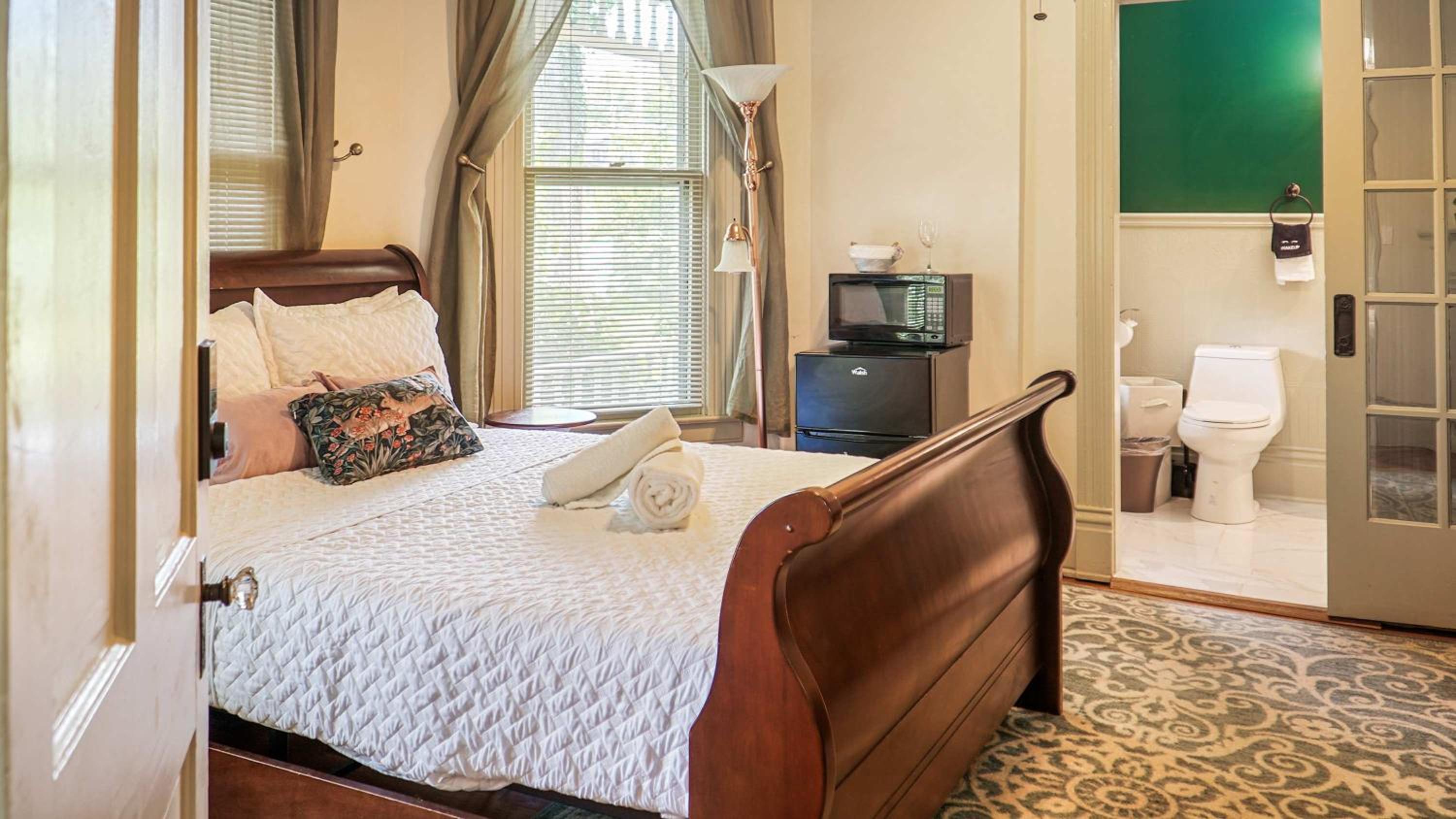 Tranquil Retreat amidst Clifton & Crescent Hill's Vibrant Energy