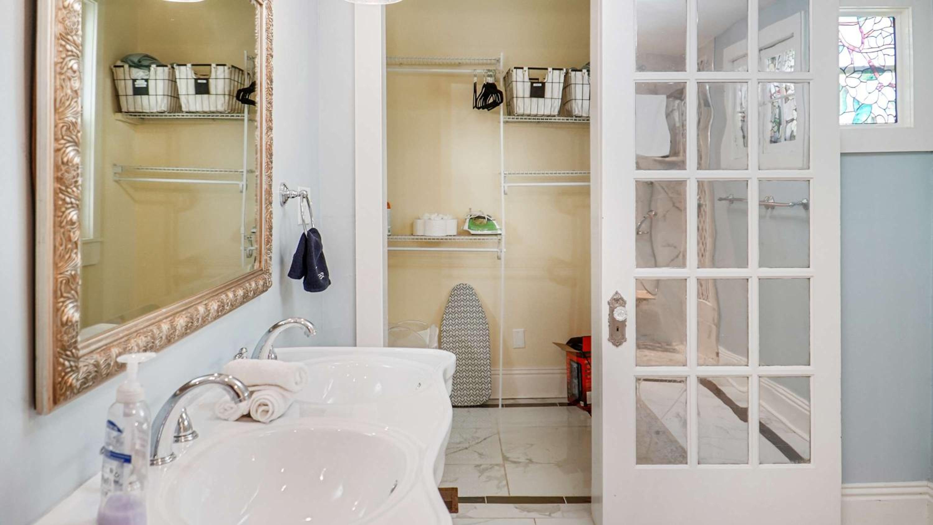 Tranquil Retreat amidst Clifton & Crescent Hill's Vibrant Energy