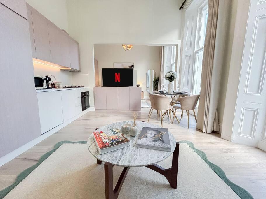 London Vacations - Stylish Apartment in Prime Central London - Property Image 1