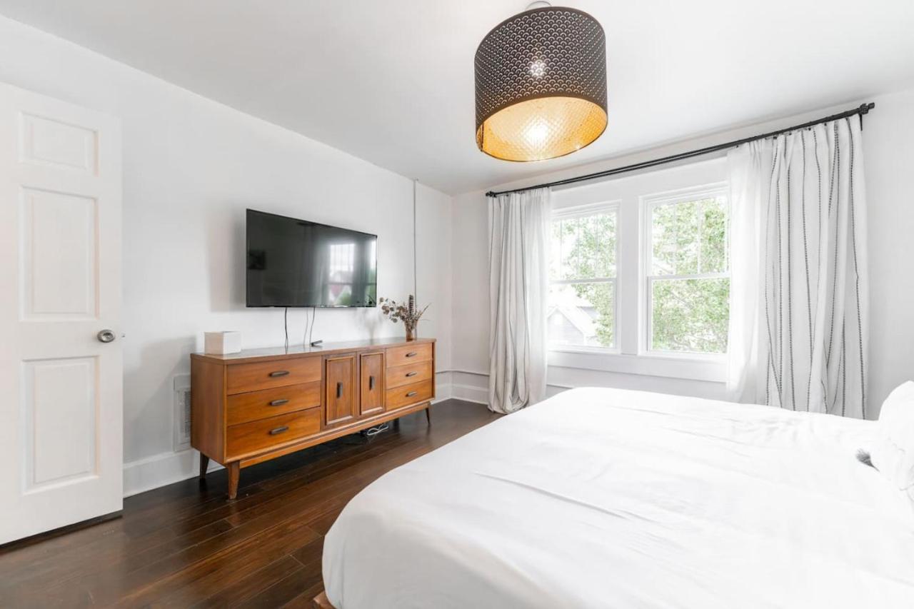 6 Bedroom Duplex Sleeps 14 Close to Lucas Downtown