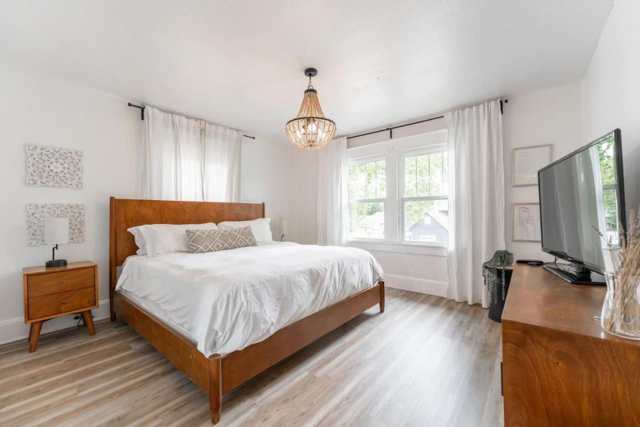 6 Bedroom Duplex Sleeps 14 Close to Lucas Downtown