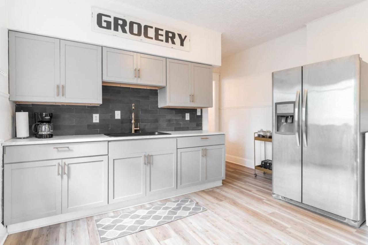6 Bedroom Duplex Sleeps 14 Close to Lucas Downtown