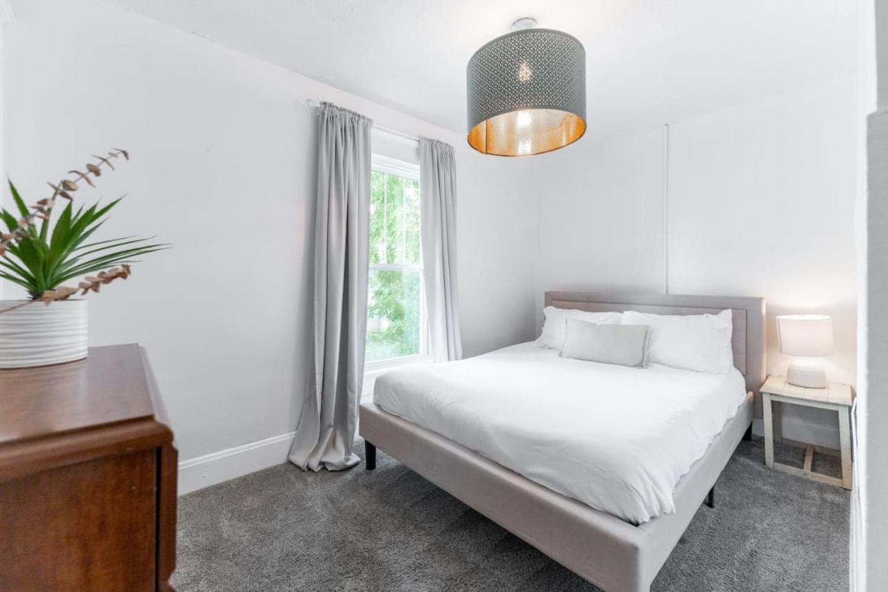 6 Bedroom Duplex Sleeps 14 Close to Lucas Downtown