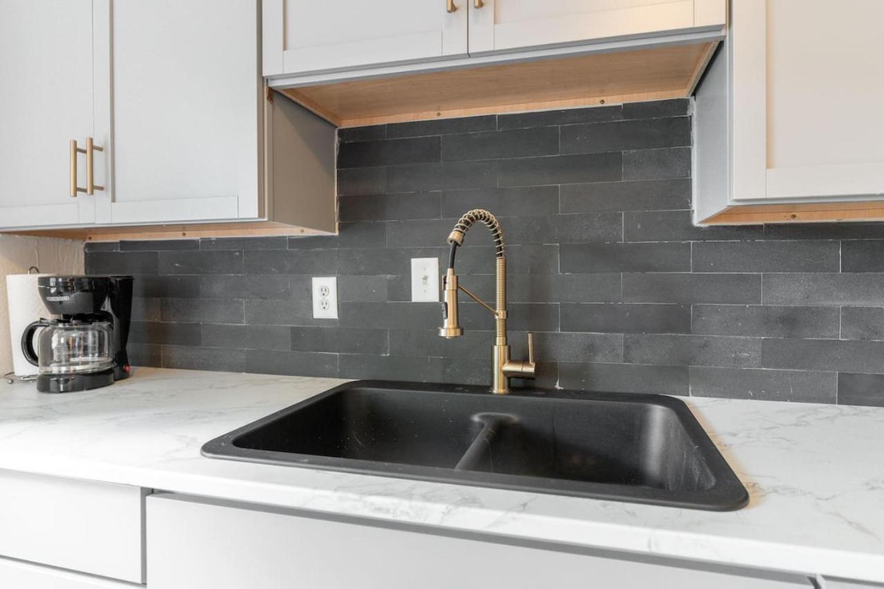 6 Bedroom Duplex Sleeps 14 Close to Lucas Downtown