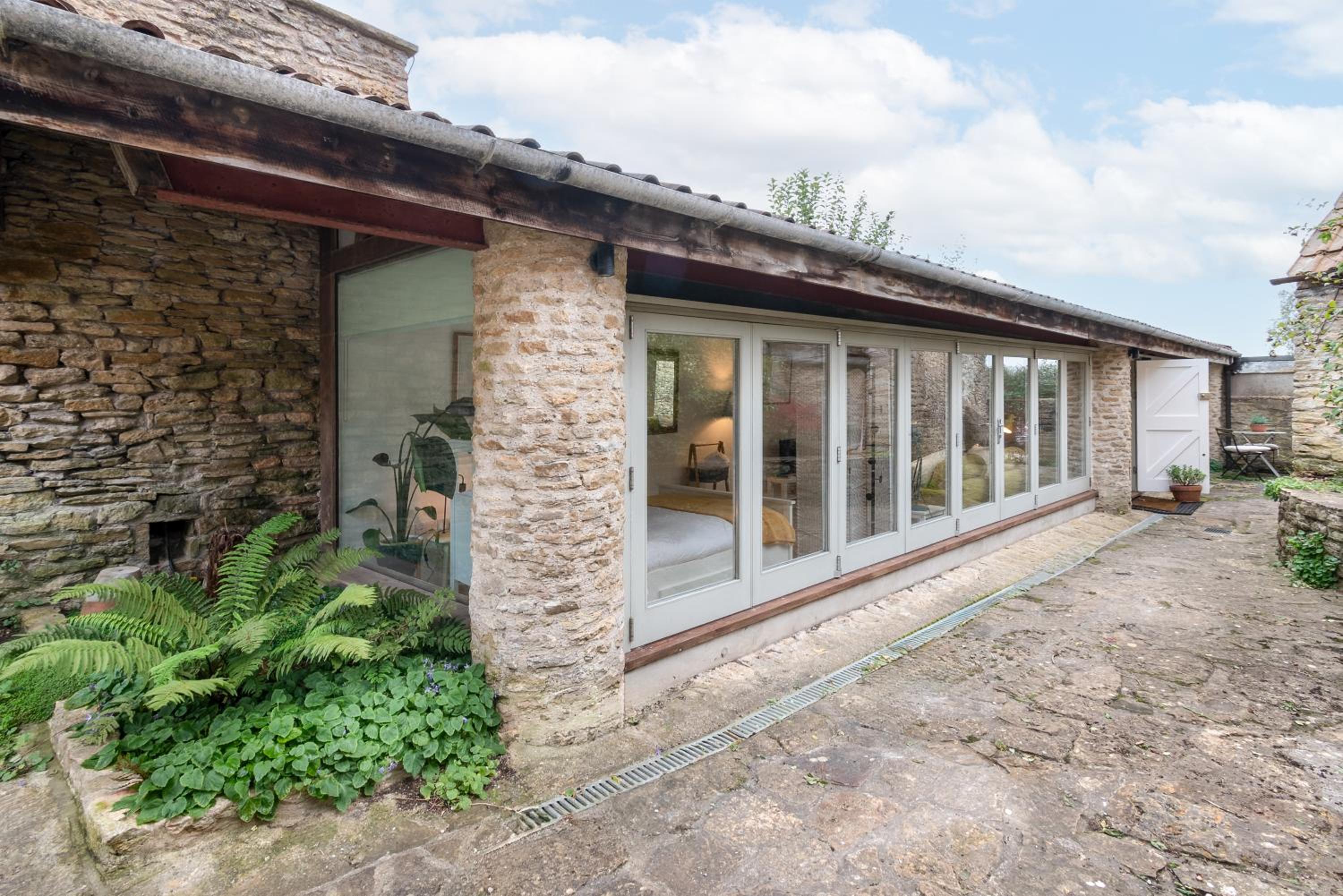 Spacious Studio-Village location nr Bath view 3