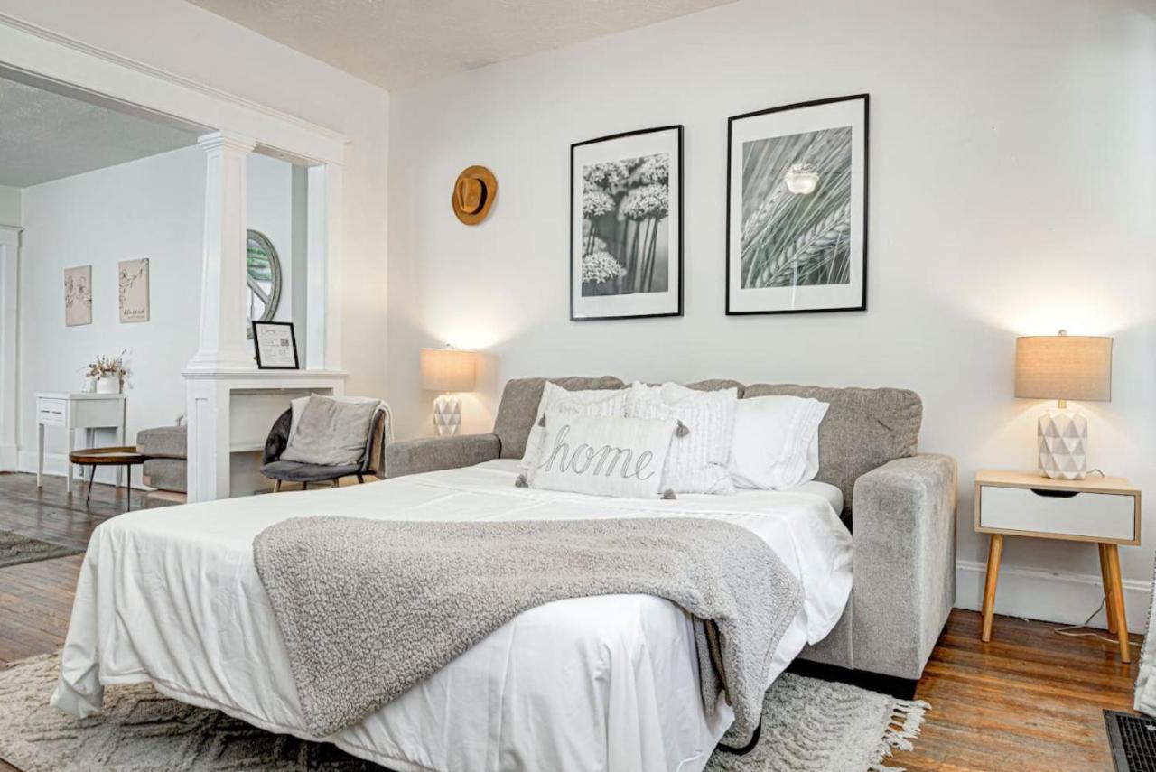 6 Bedroom Duplex Sleeps 14 Close to Lucas Downtown