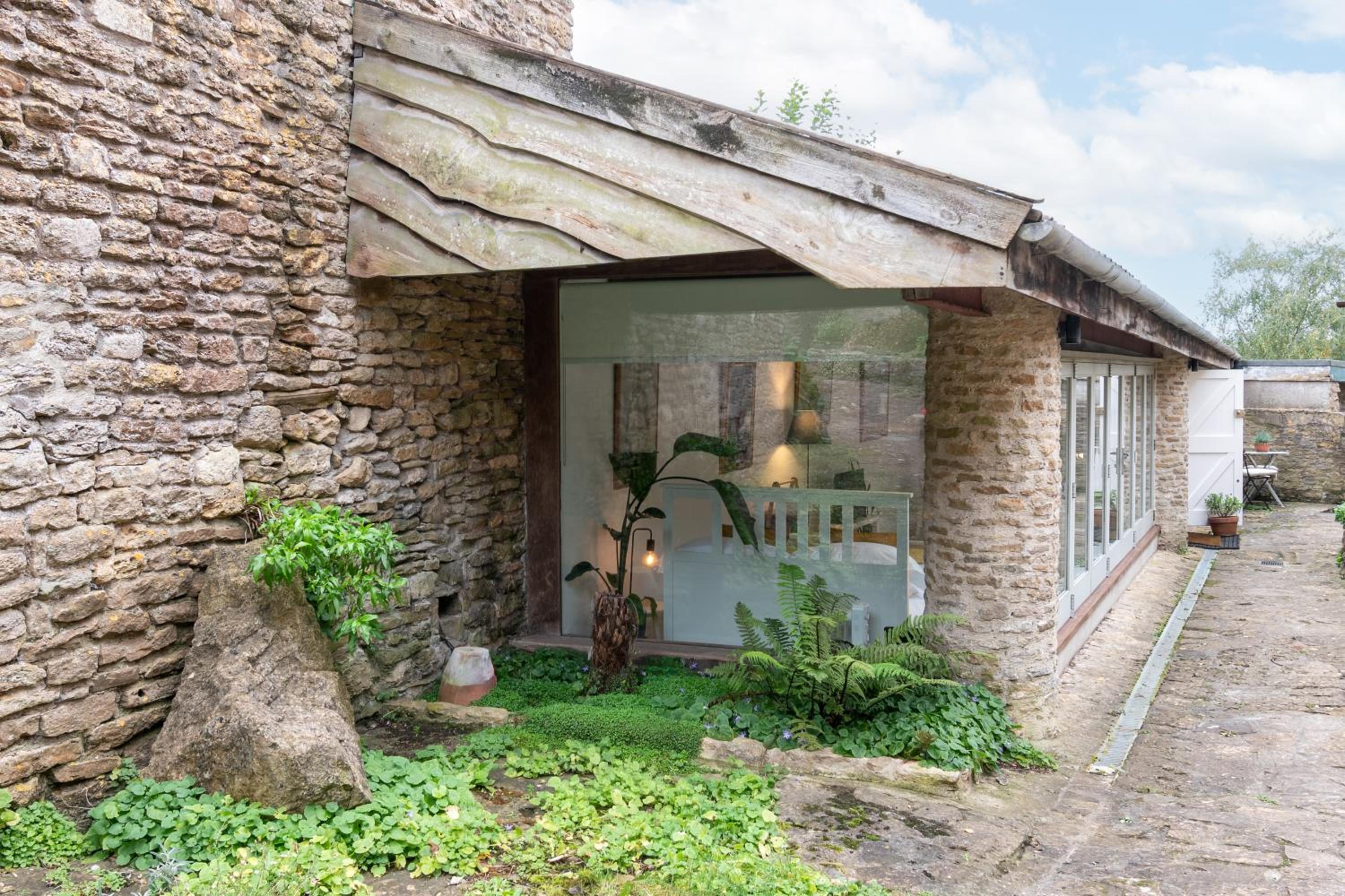 Spacious Studio-Village location nr Bath view 2