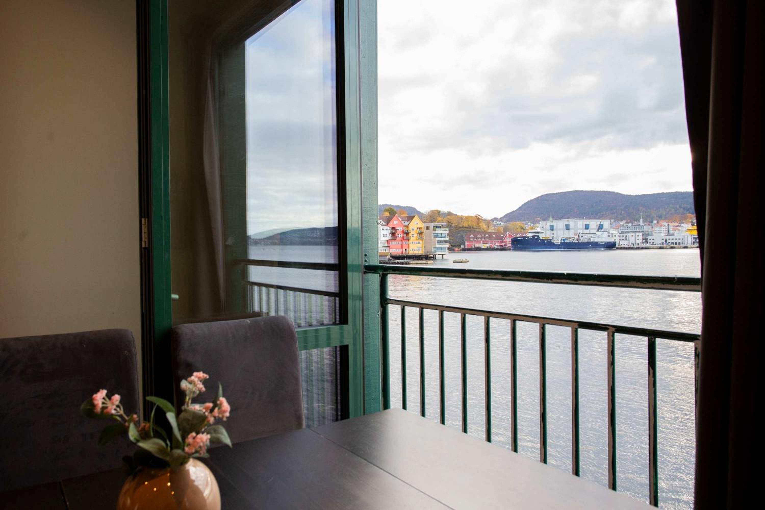 Beautiful Harbour Apartment With French Balcony