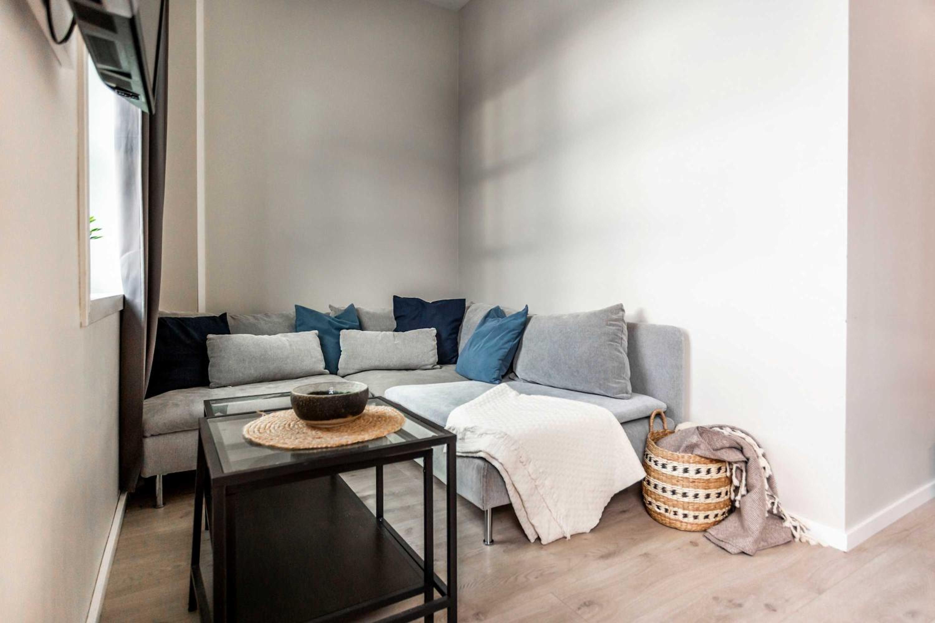 Beautiful Harbour Apartment With French Balcony