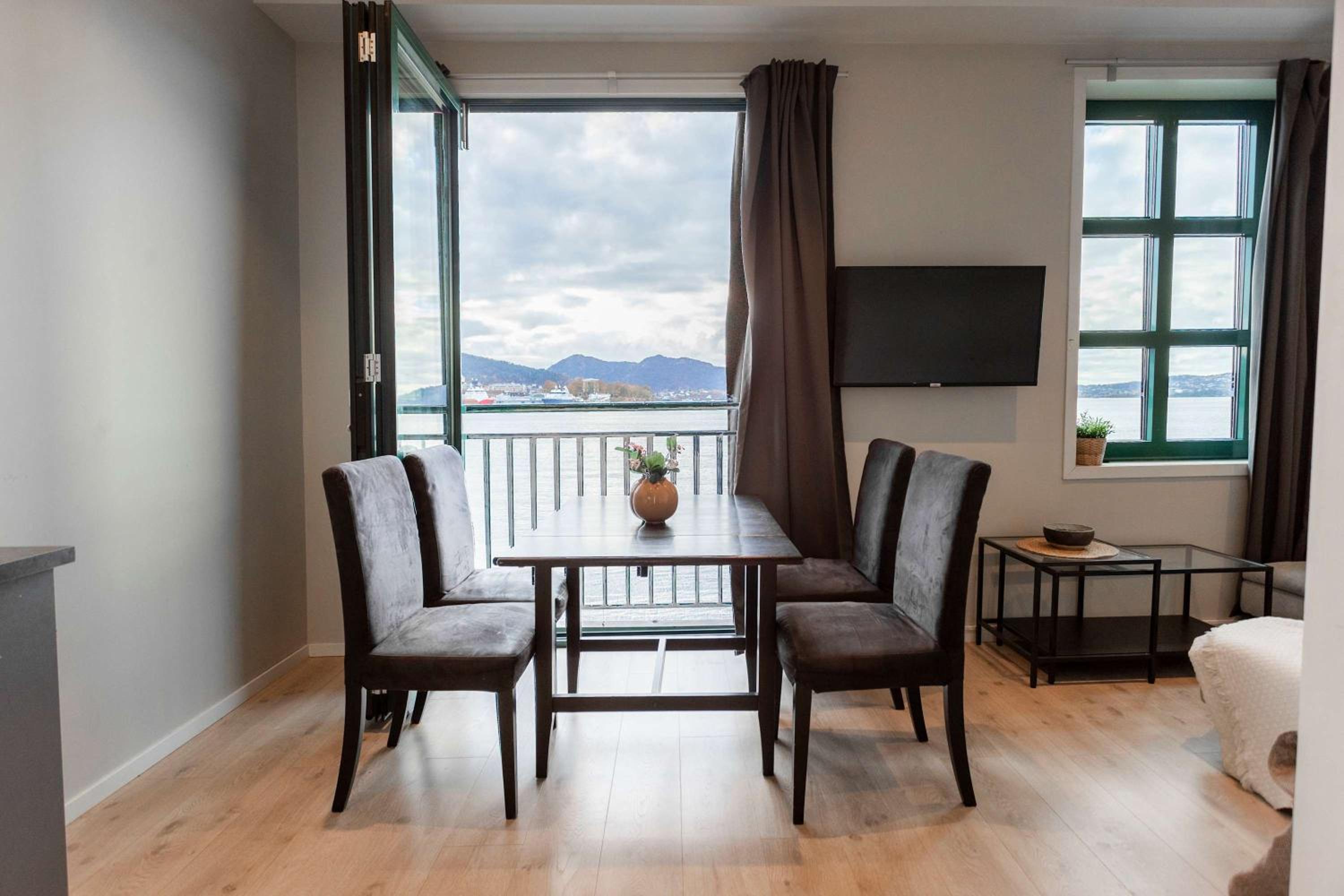 Beautiful Harbour Apartment With French Balcony