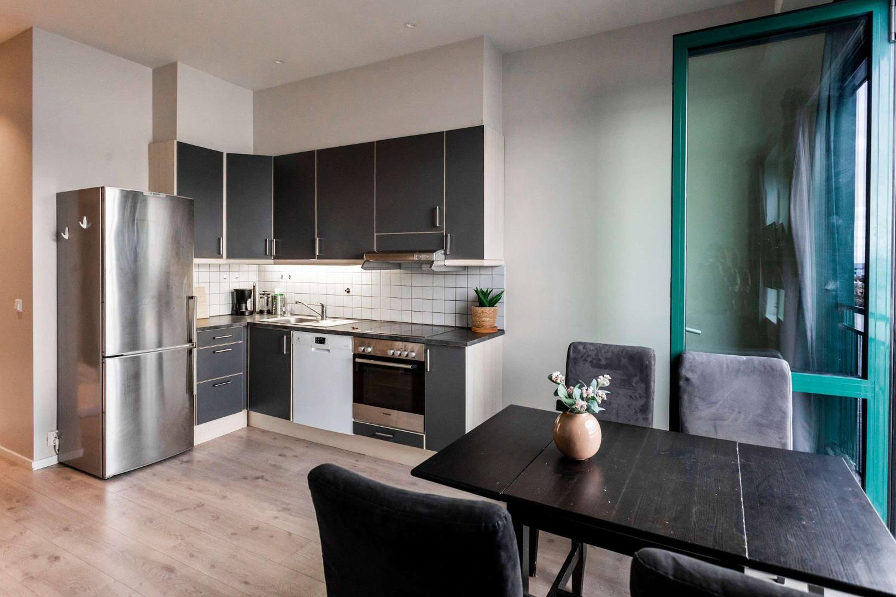 Beautiful Harbour Apartment With French Balcony