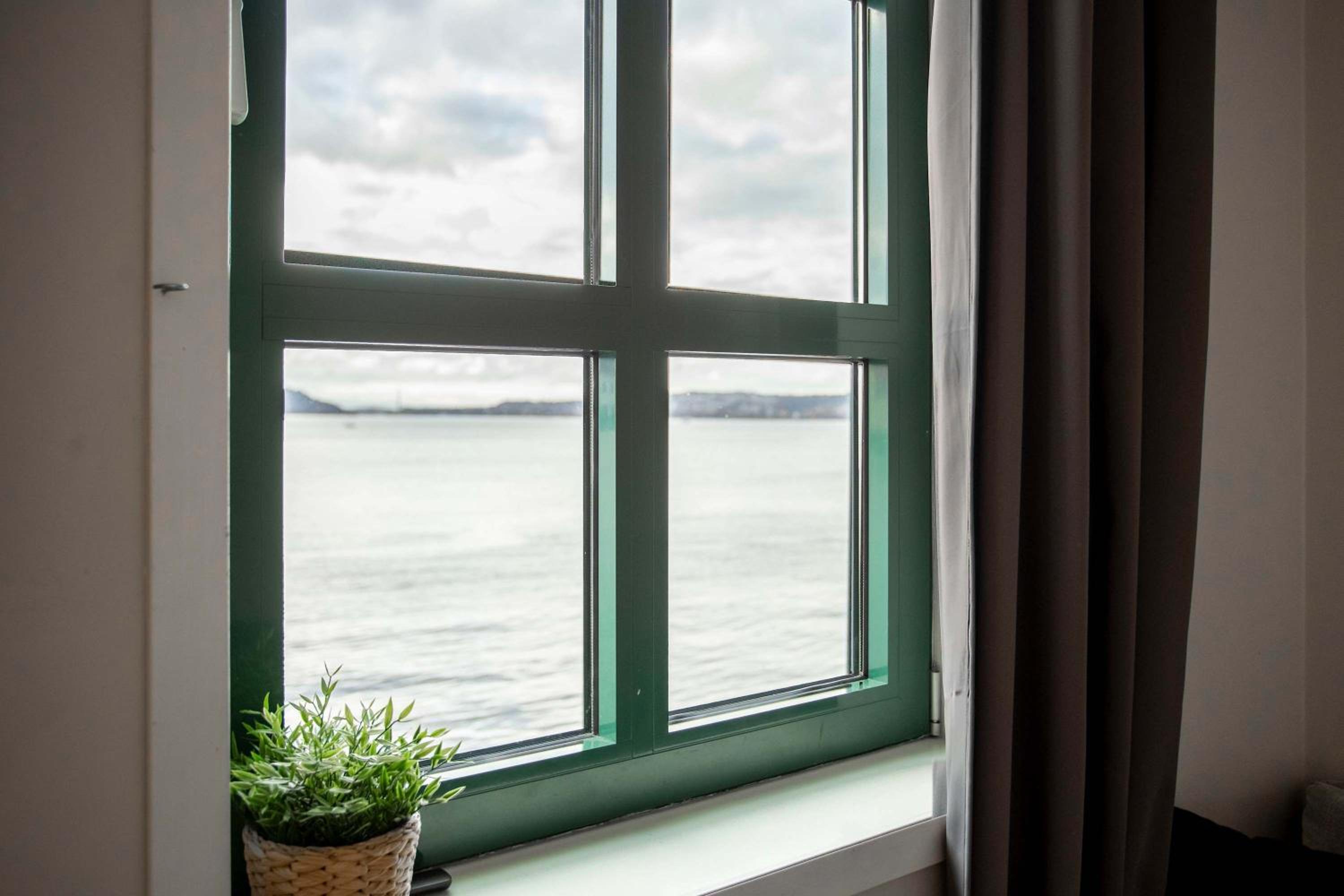 Beautiful Harbour Apartment With French Balcony