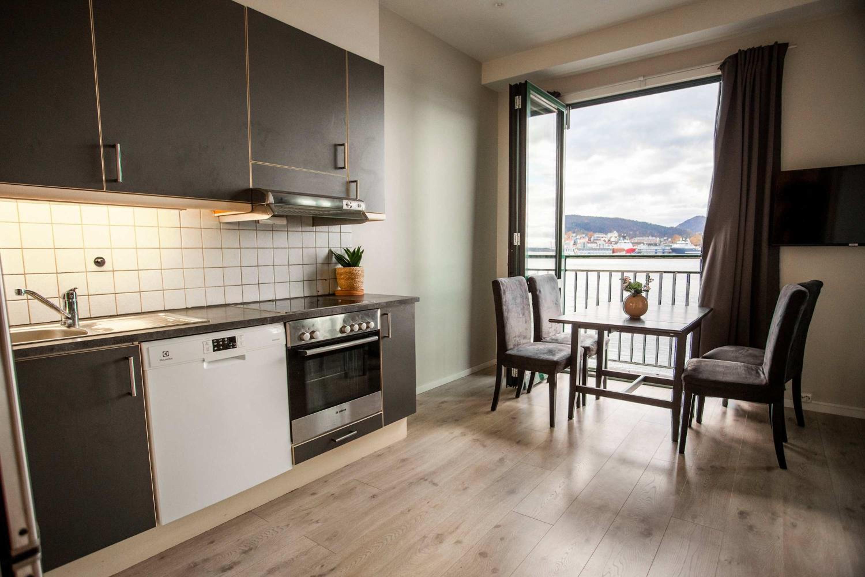 Beautiful Harbour Apartment With French Balcony
