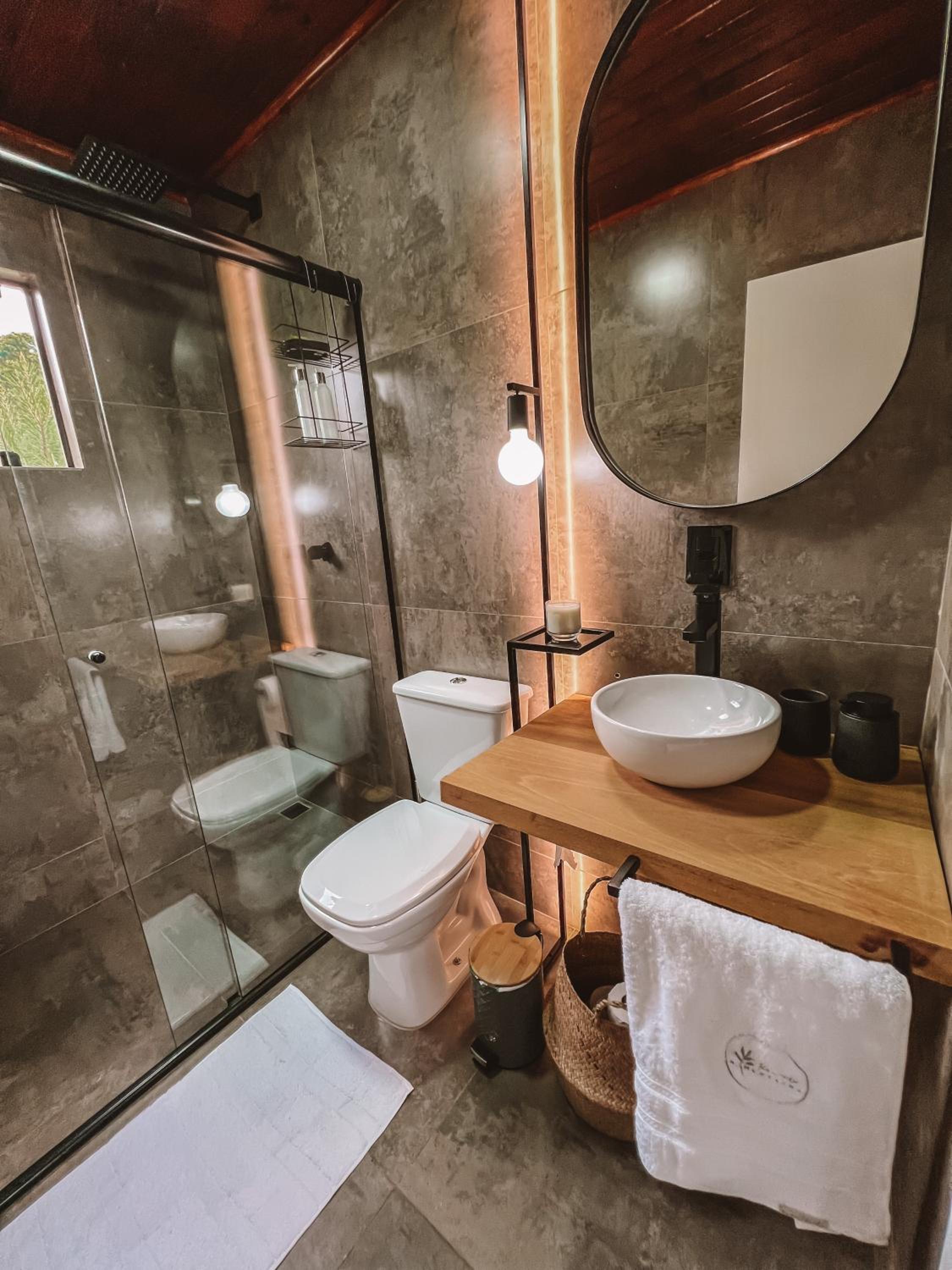 Cabana com hidromassagem na montanha