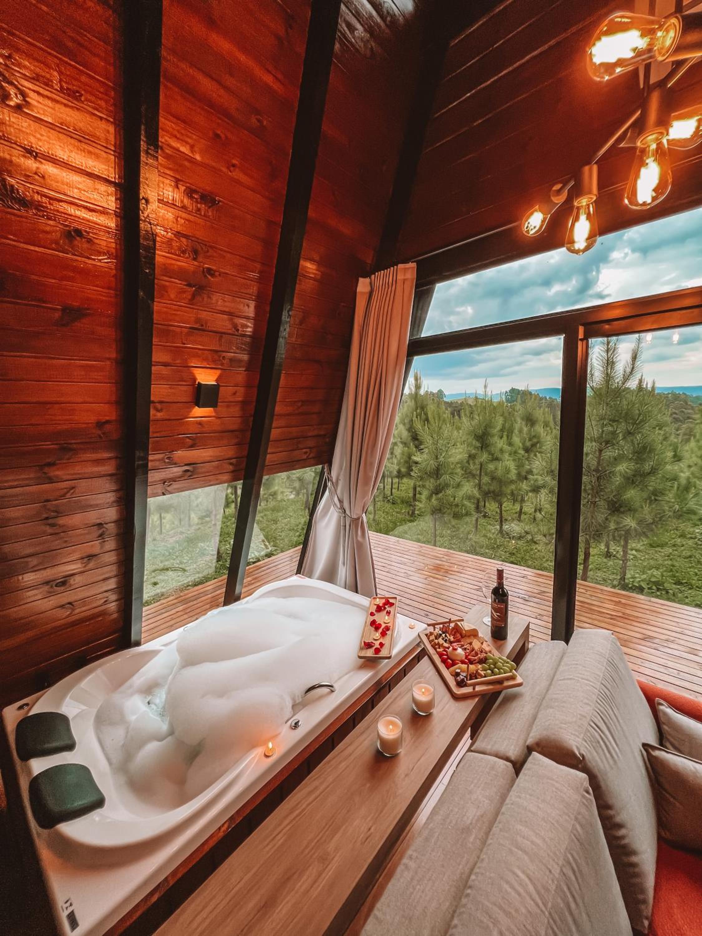 Cabana com hidromassagem na montanha