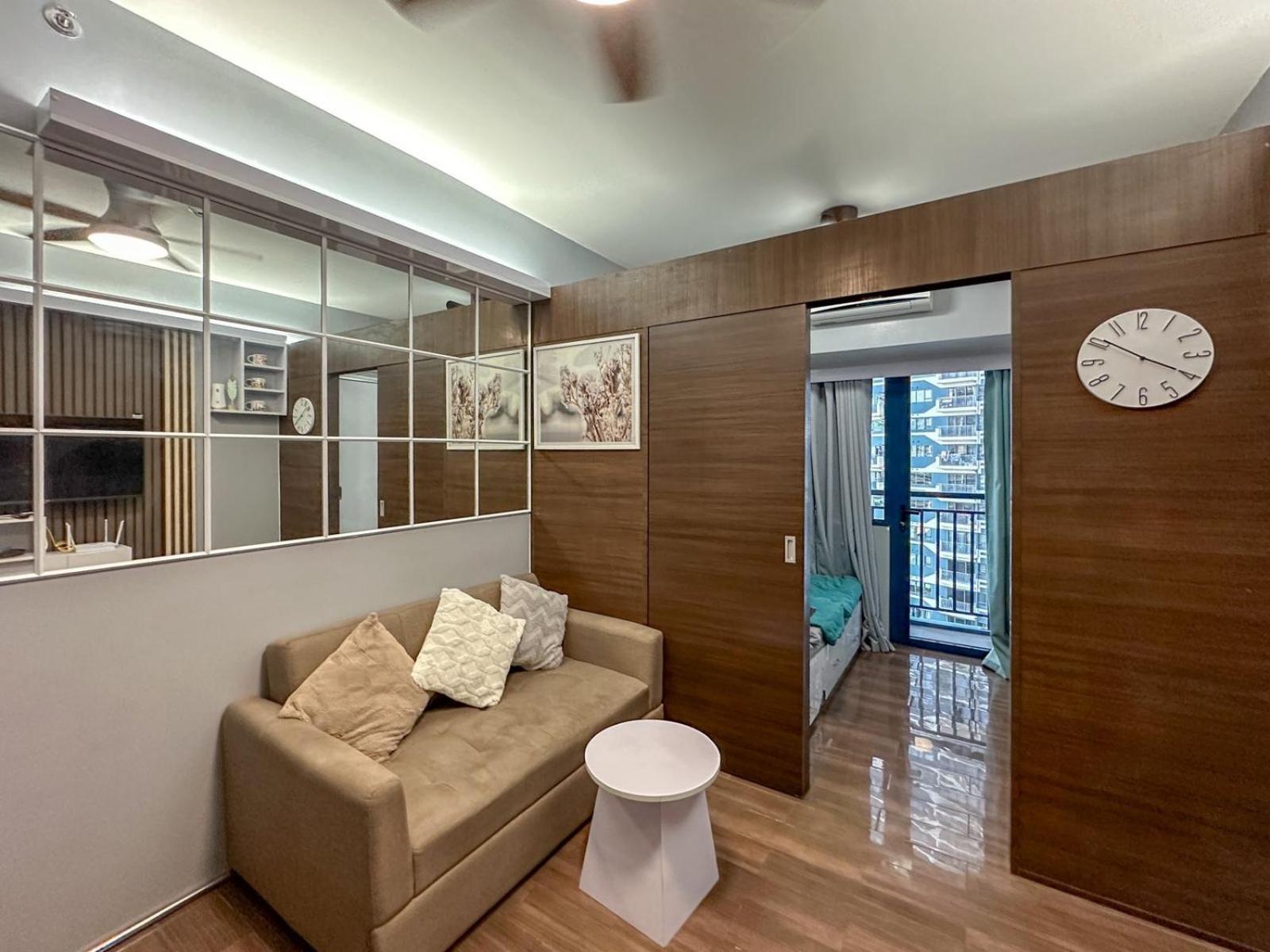 Apartment in Air Residences, Makati with wifi, Netflix, pool, mall and more