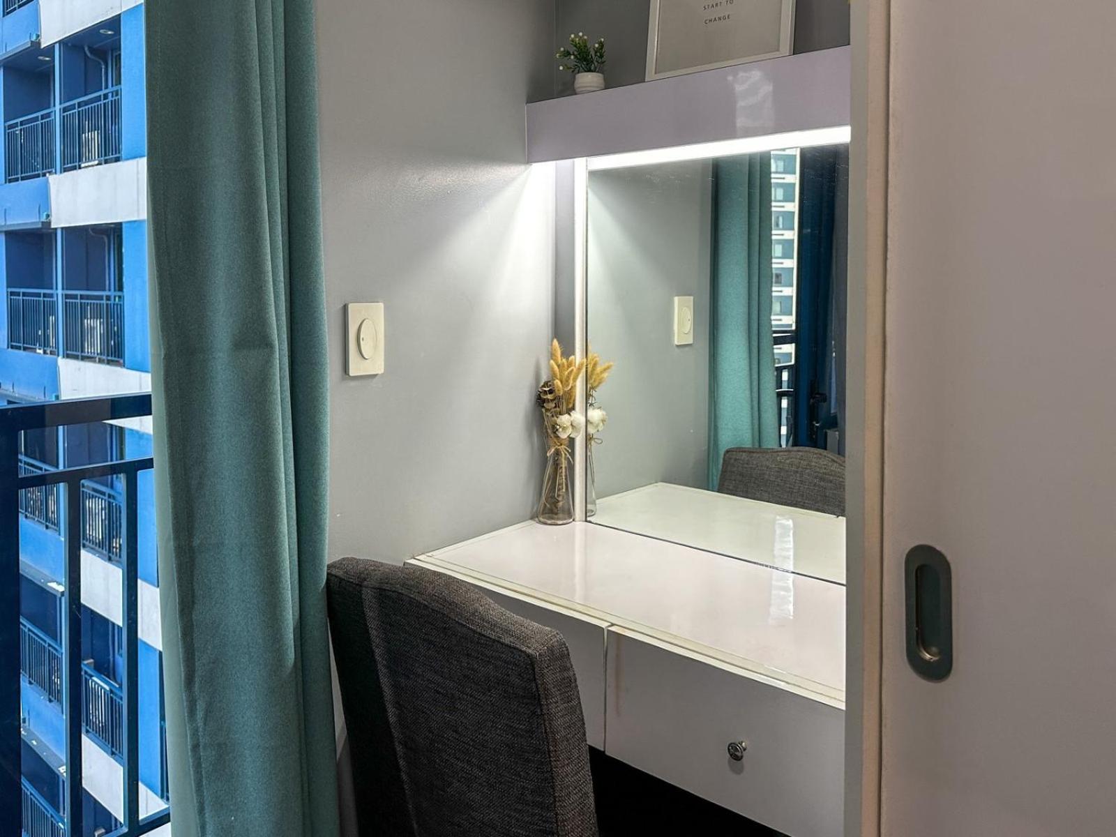 Apartment in Air Residences, Makati with wifi, Netflix, pool, mall and more