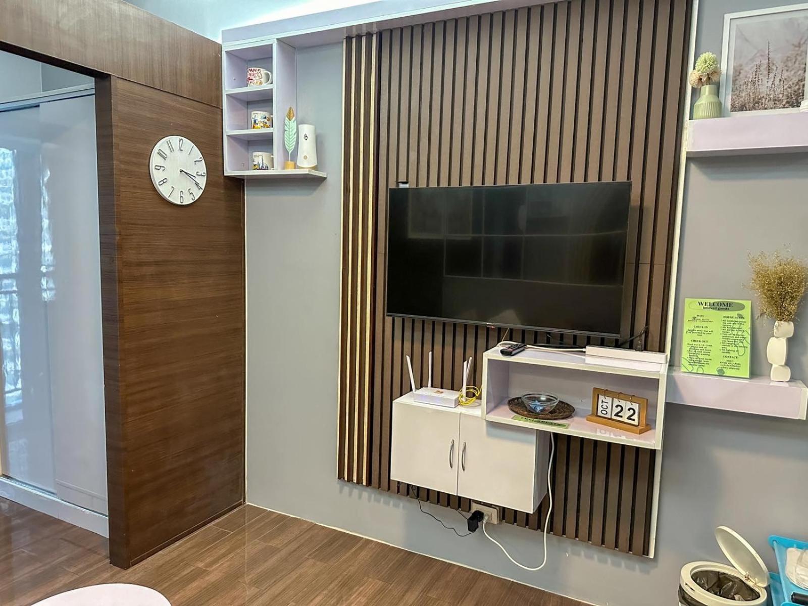 Apartment in Air Residences, Makati with wifi, Netflix, pool, mall and more