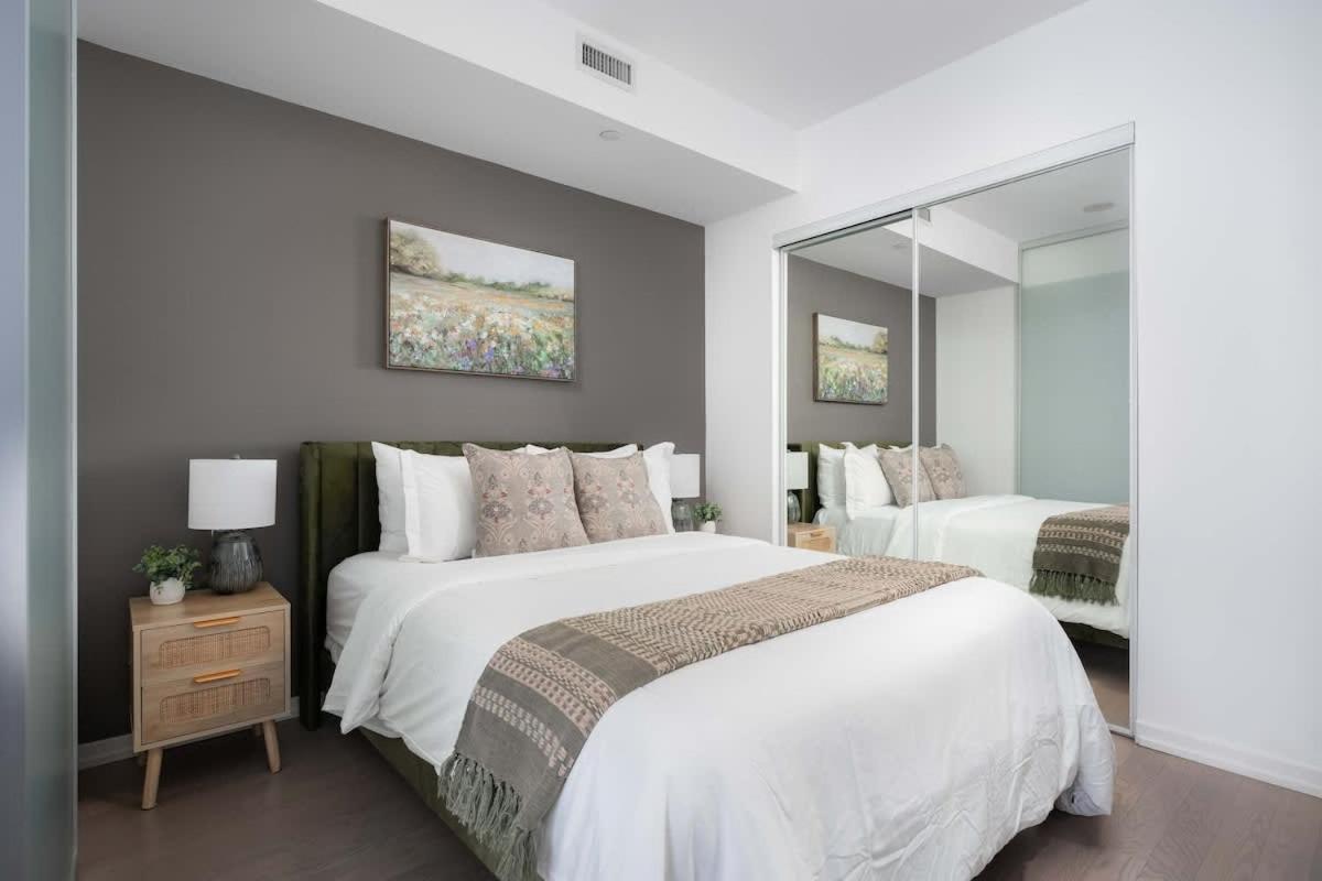 Sunset Views in Chic Condo by Cn Tower