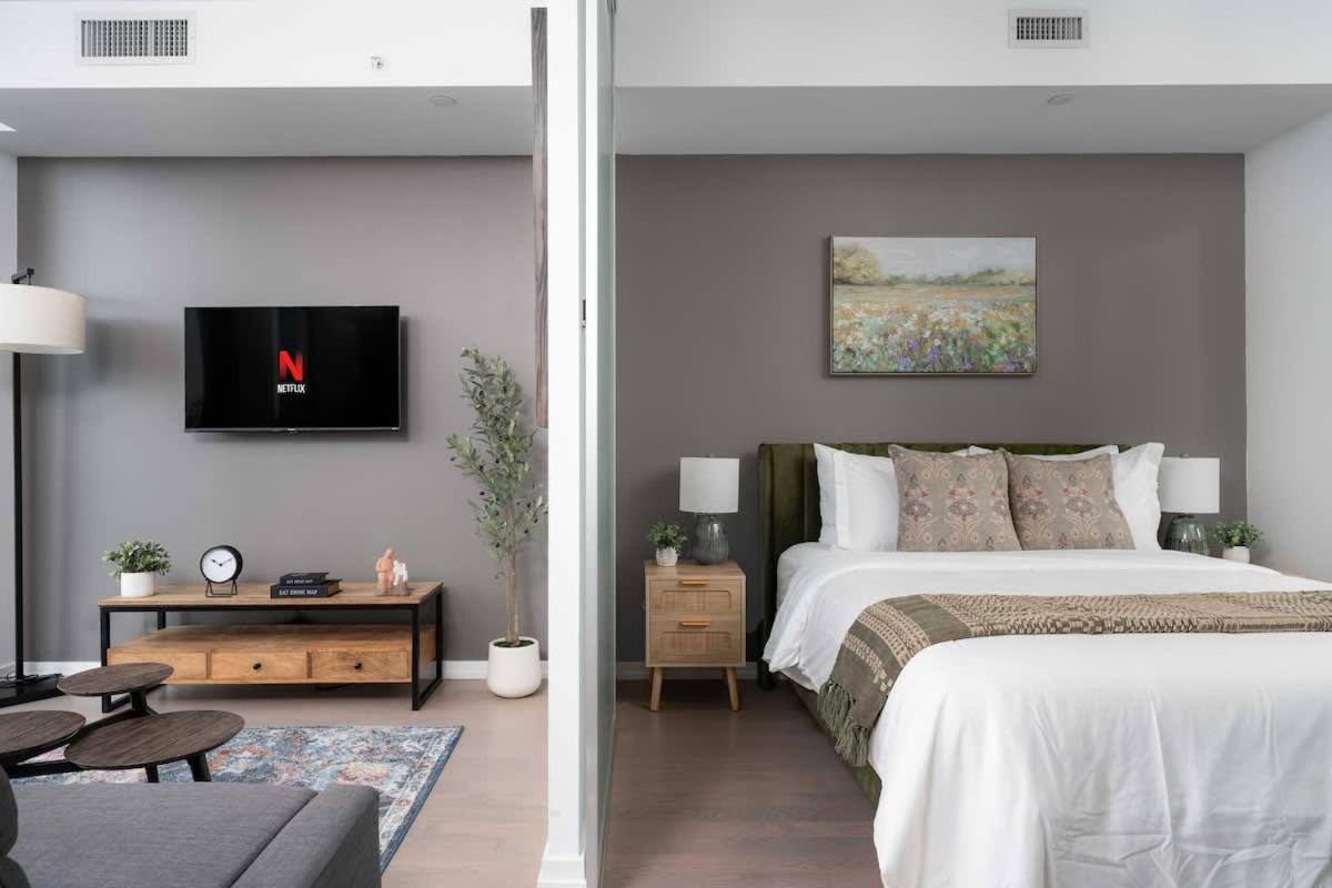 Sunset Views in Chic Condo by Cn Tower