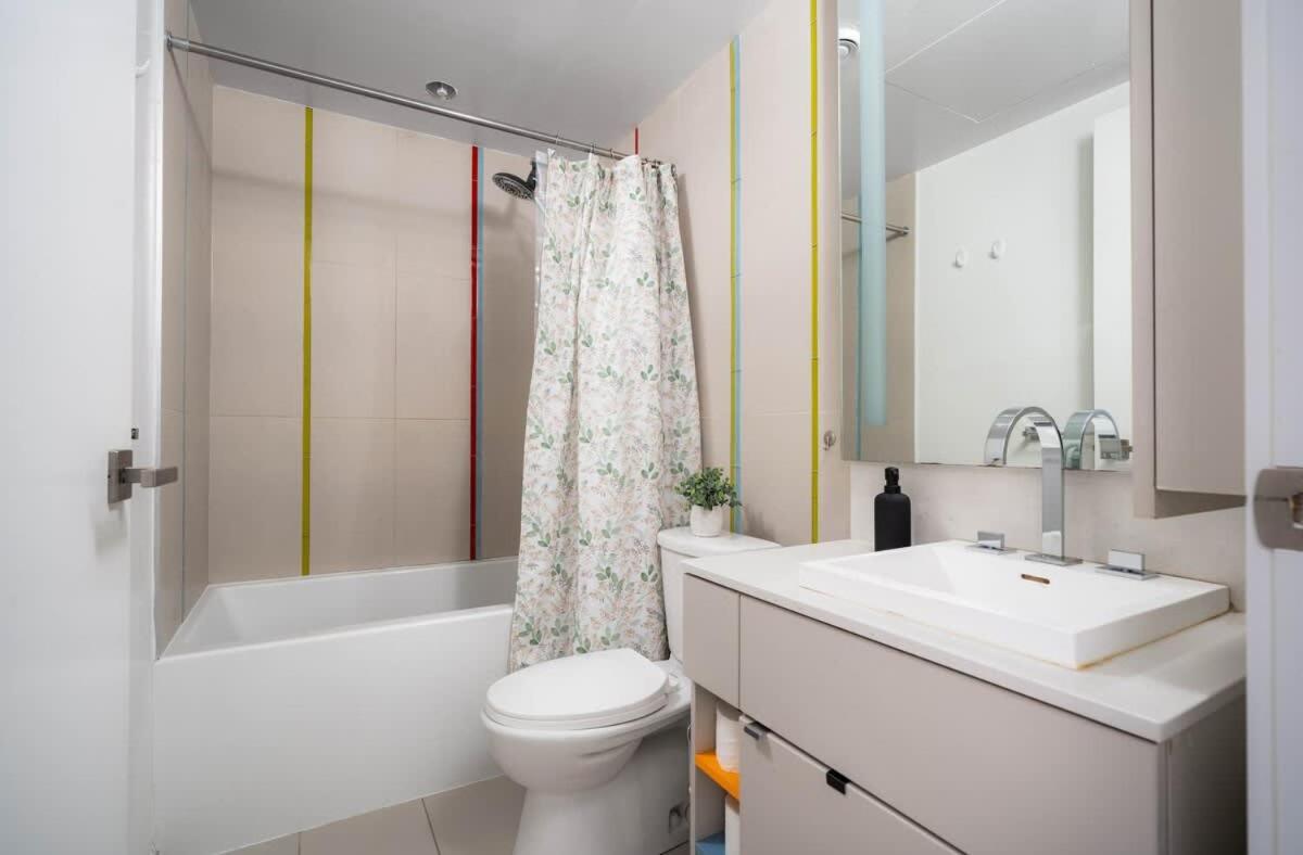 Sunset Views in Chic Condo by Cn Tower