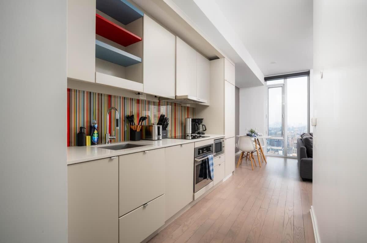 Sunset Views in Chic Condo by Cn Tower