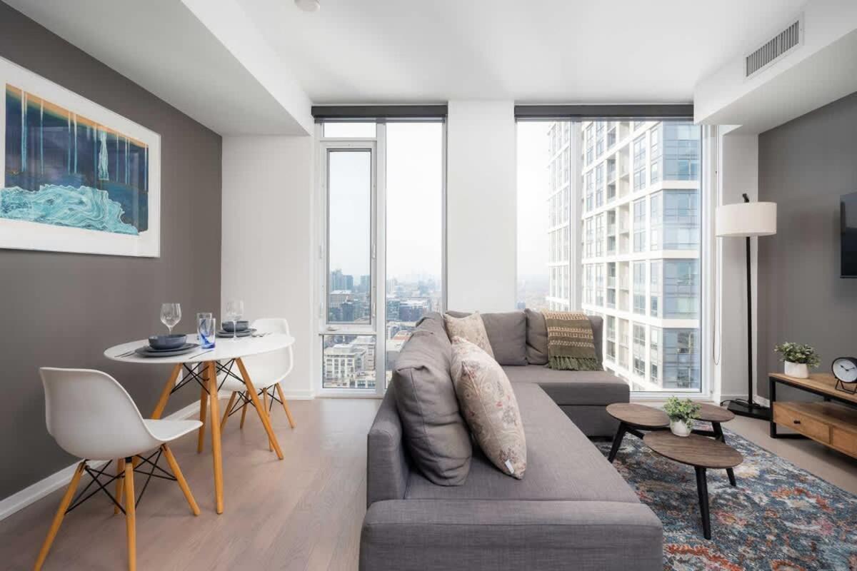Sunset Views in Chic Condo by Cn Tower