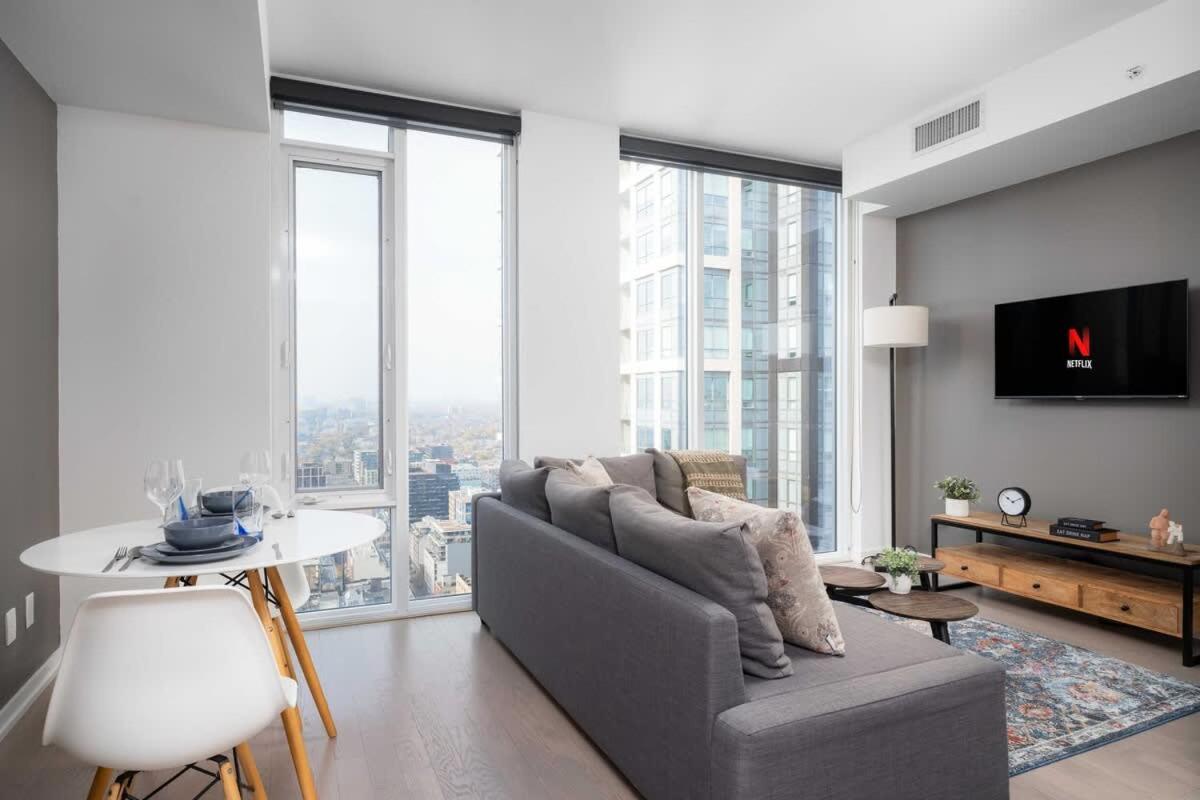 Sunset Views in Chic Condo by Cn Tower