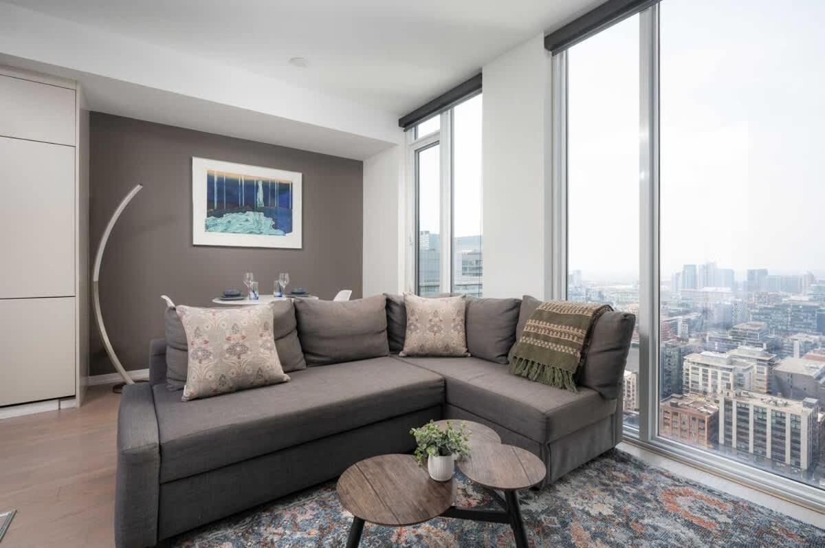 Sunset Views in Chic Condo by Cn Tower