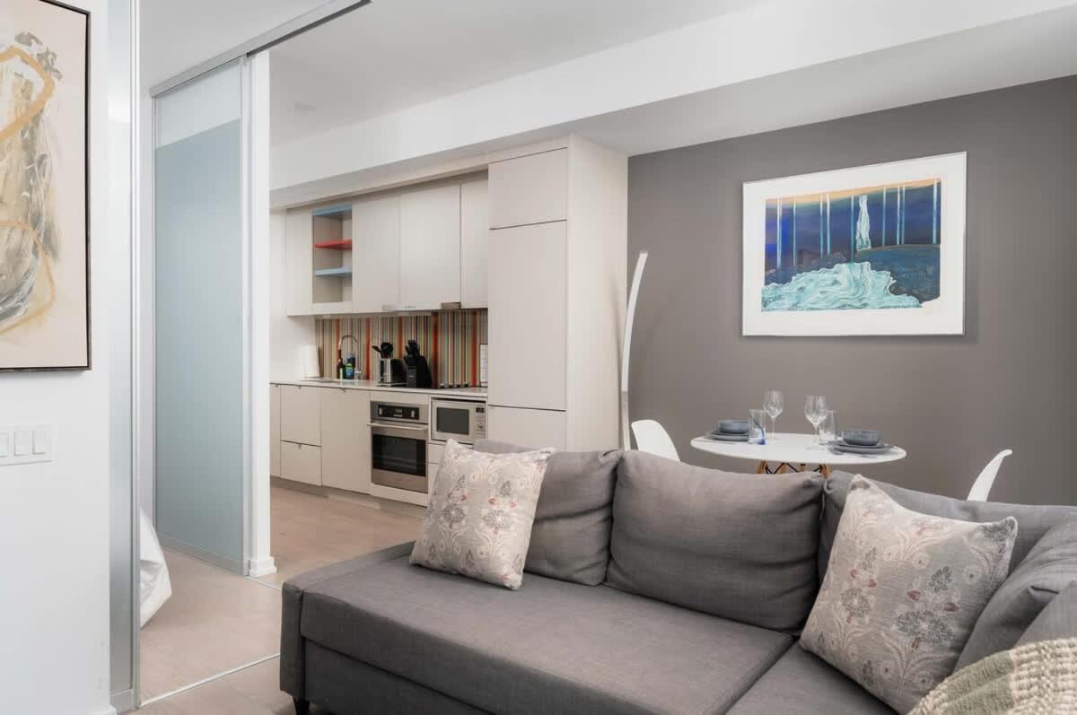 Sunset Views in Chic Condo by Cn Tower