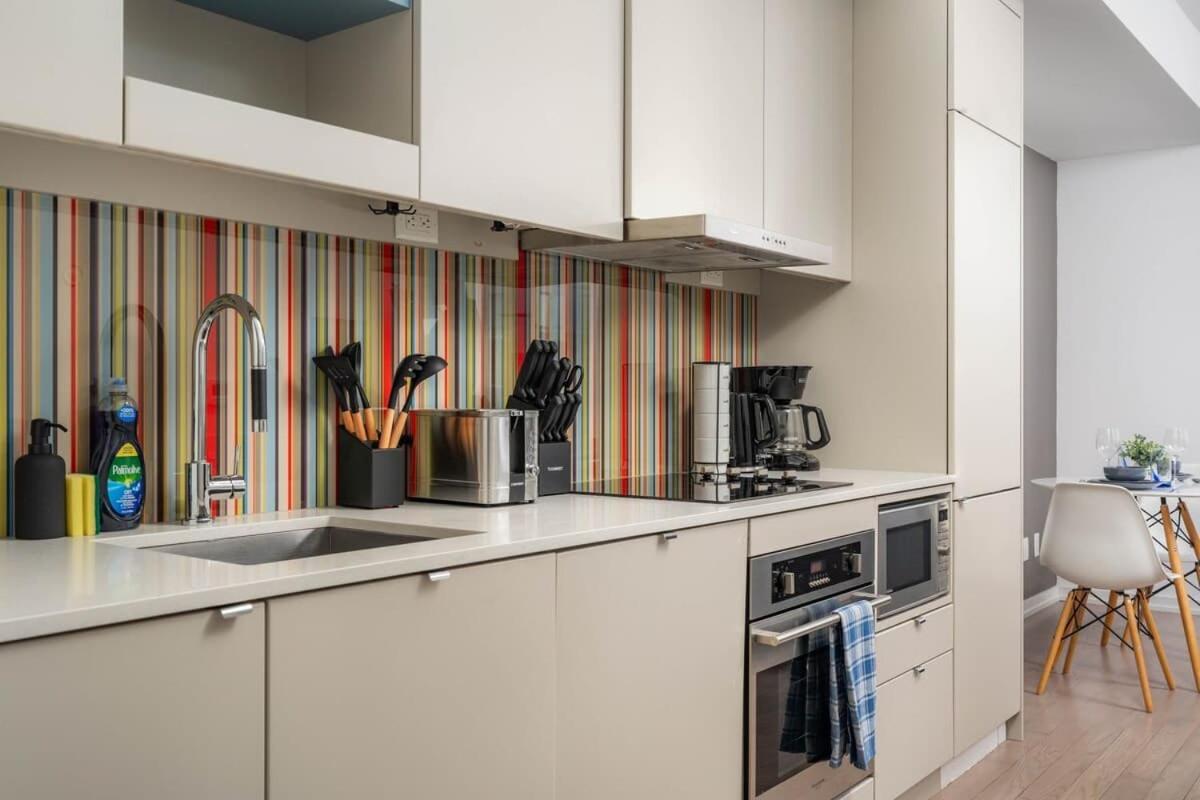 Sunset Views in Chic Condo by Cn Tower