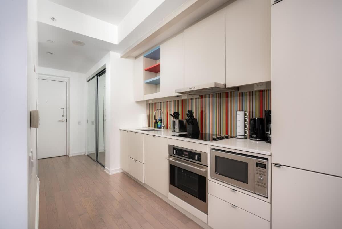Sunset Views in Chic Condo by Cn Tower