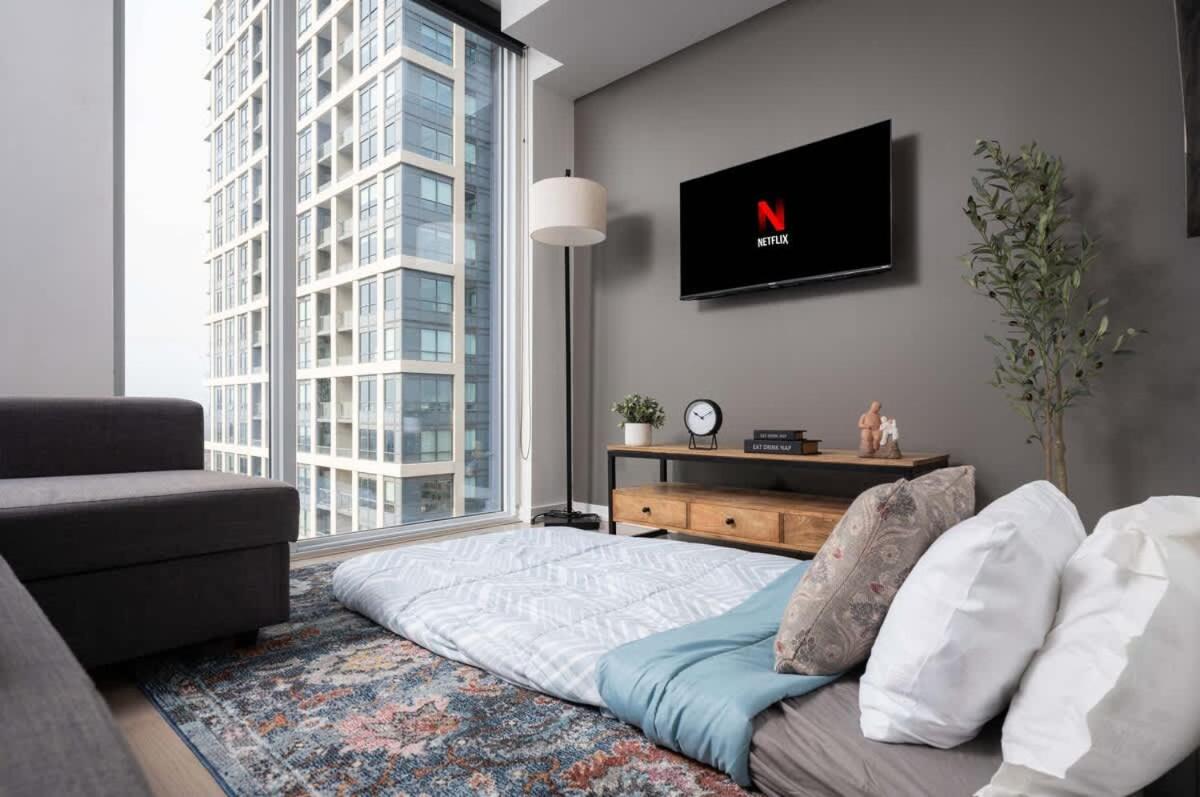 Sunset Views in Chic Condo by Cn Tower